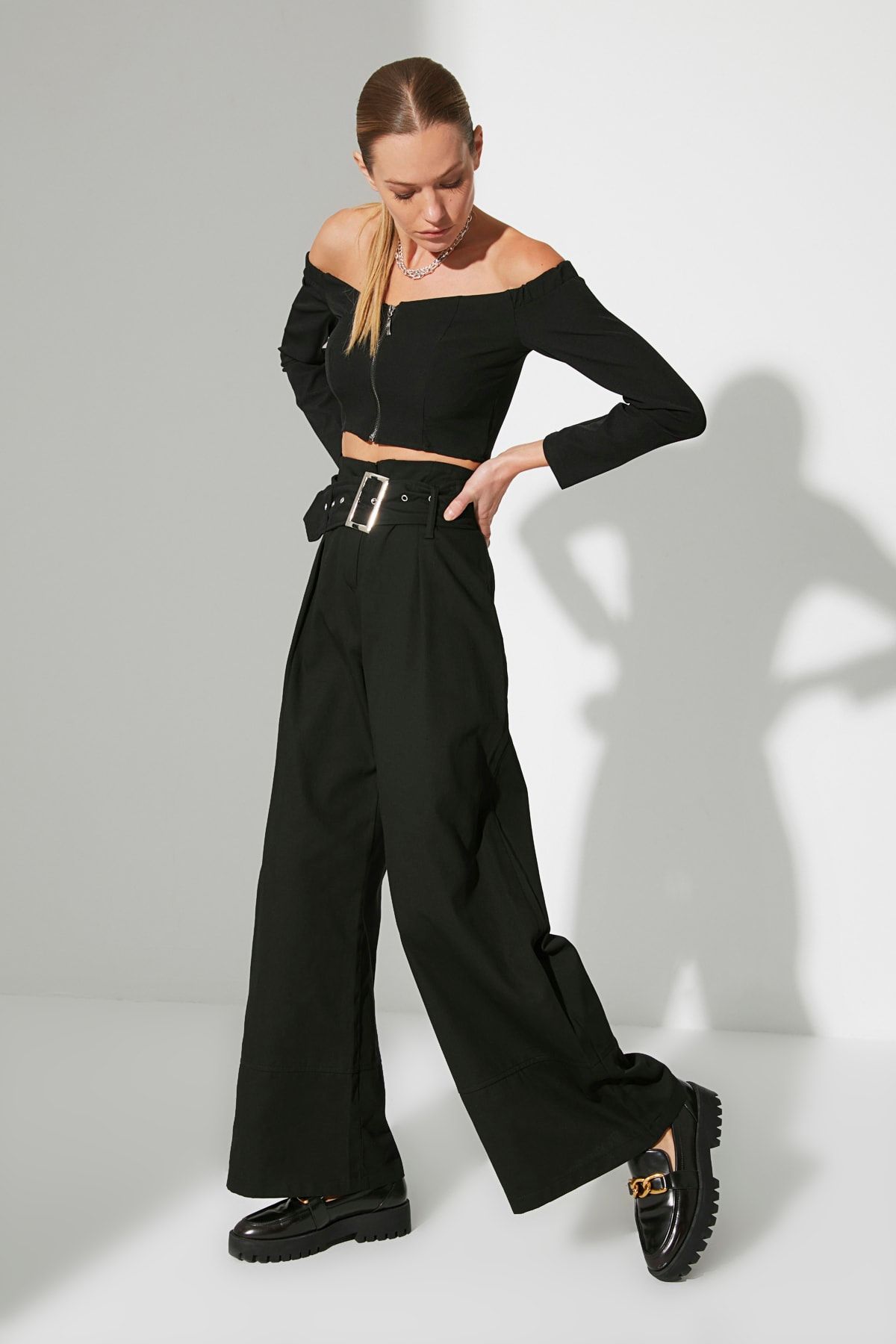 TRENDYOLMİLLA Siyah Kemerli Pantolon TWOAW22PL0415