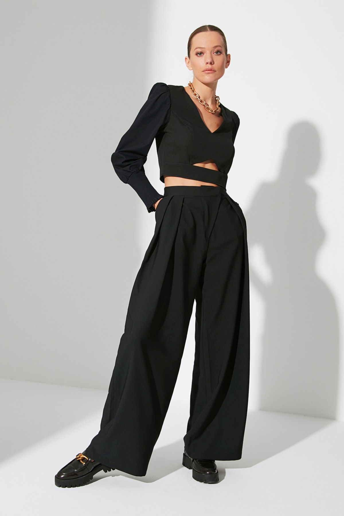 TRENDYOLMİLLA Siyah Rahat Kesim Pantolon TWOAW22PL0150