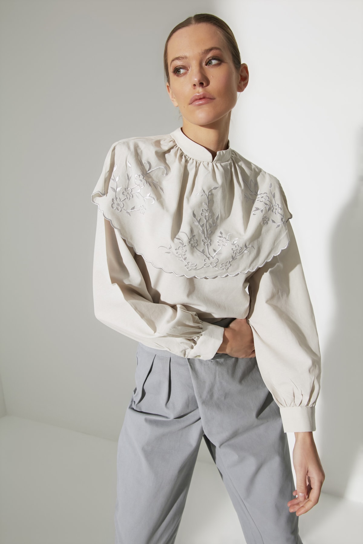 TRENDYOLMİLLA Taş Yaka Detaylı  Bluz TWOAW22BZ1164