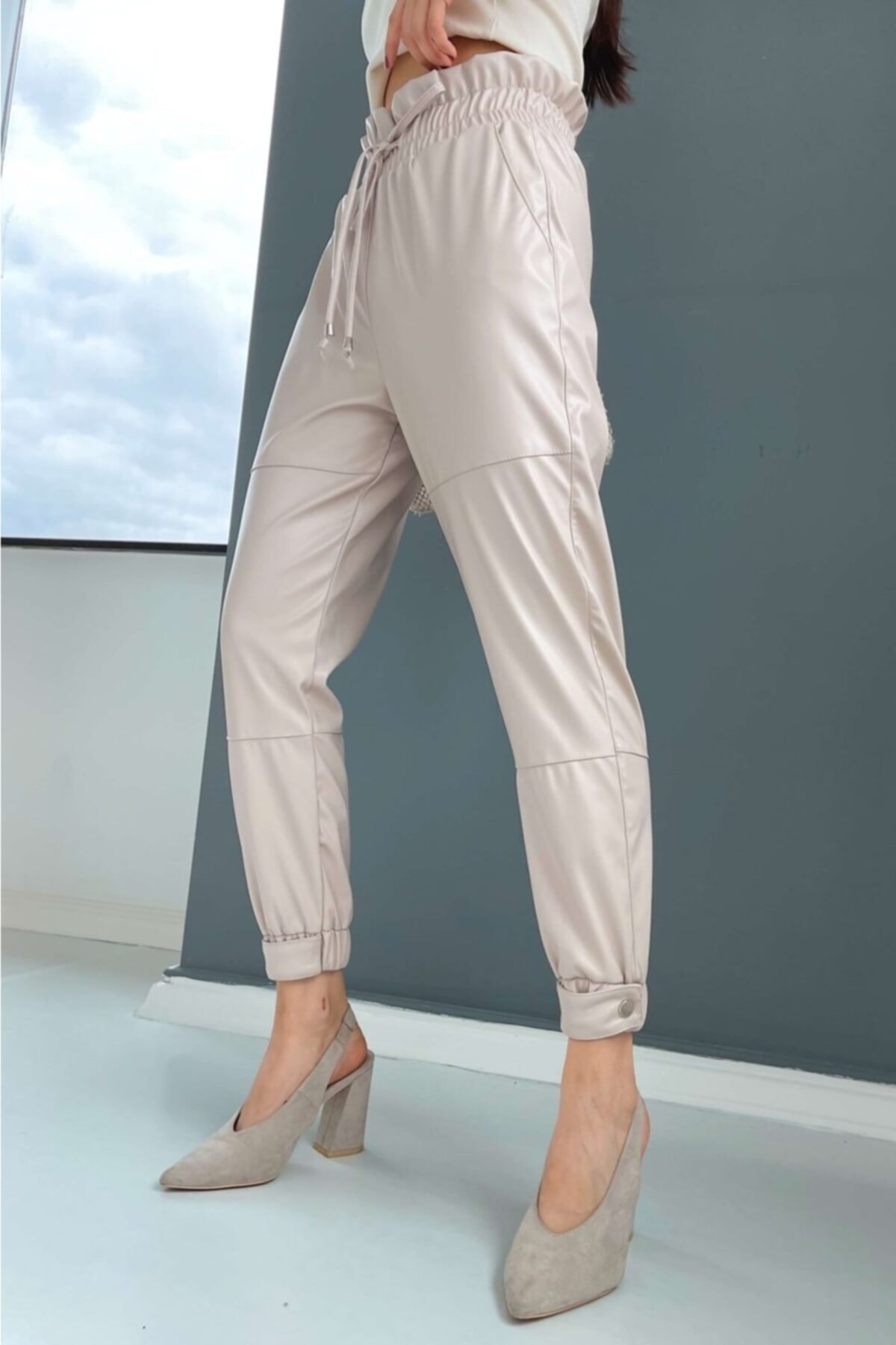 Suzi butik Kadın Paçası Çıtçıt Ve Lastik Detaylı Beli Lastikli Suni Deri Pantolon