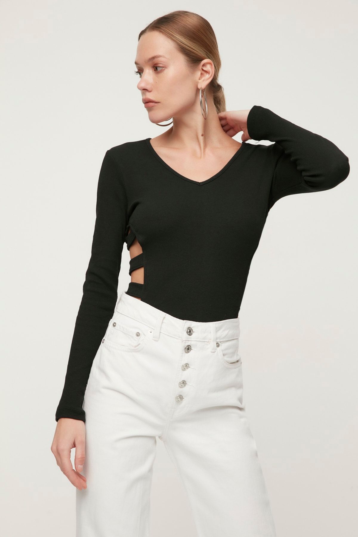 TRENDYOLMİLLA Siyah Cut Outlu Fitilli Örme Body TWOAW22BD0040