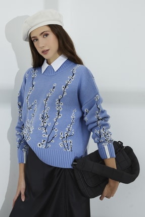 SHERIN Kadın Mavi &Ccedil;i&ccedil;ek Desenli Dik Yaka Salaş Triko Kazak Swk4198ma