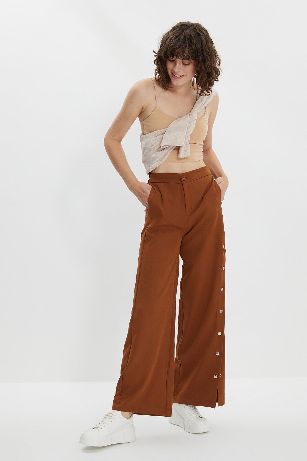 TRENDYOLMİLLA Kahverengi Düğme Detaylı Pantolon TWOSS20PL0398