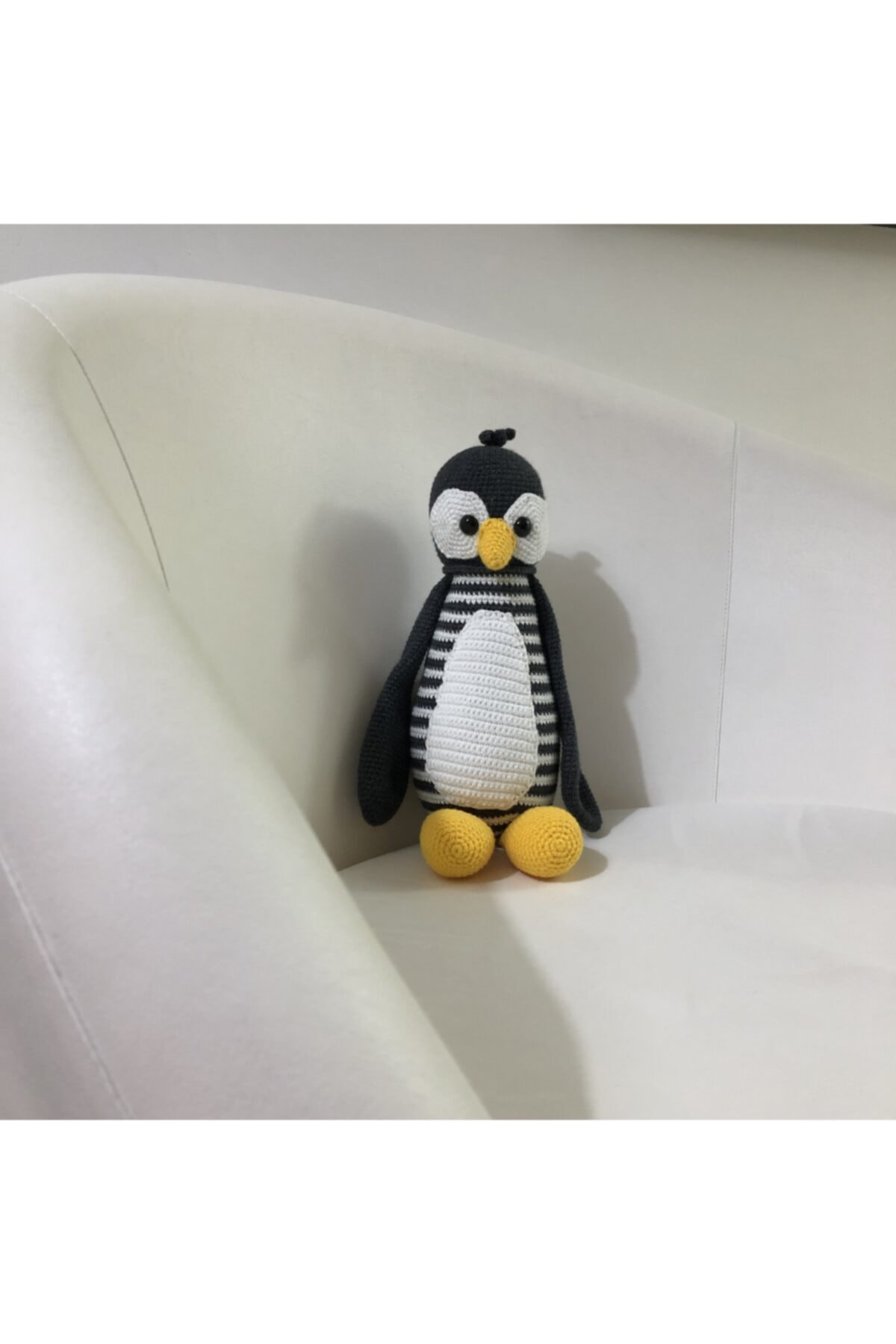 Kare Art Amigurumi Penguen. Ölçüleri: 31x15x10 Cm. Hediyelik Örgü Oyuncak. %100 El Üretimi. Yerli Üretim.
