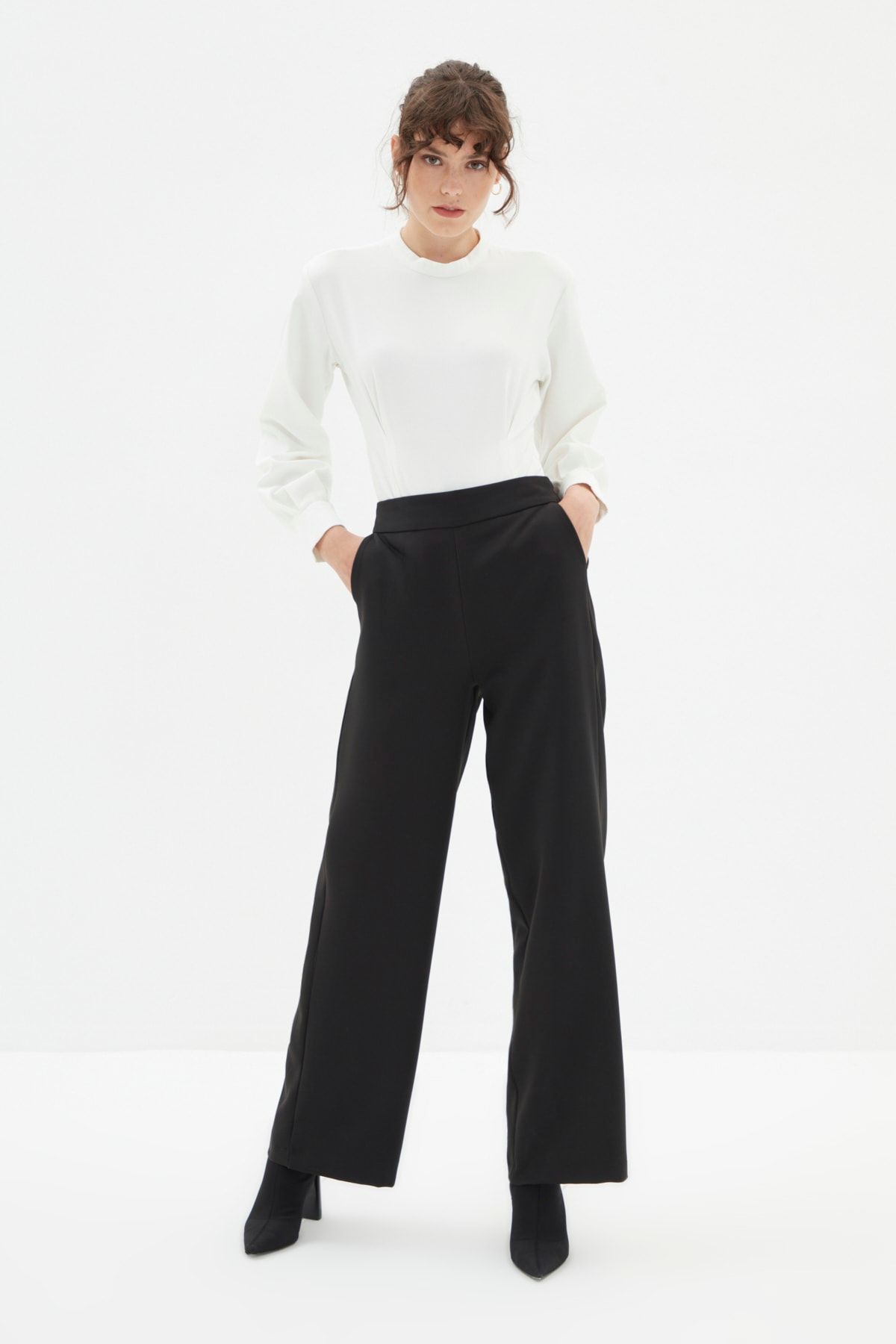 TRENDYOLMİLLA Siyah Geniş Paça Pantolon TWOAW22PL0389