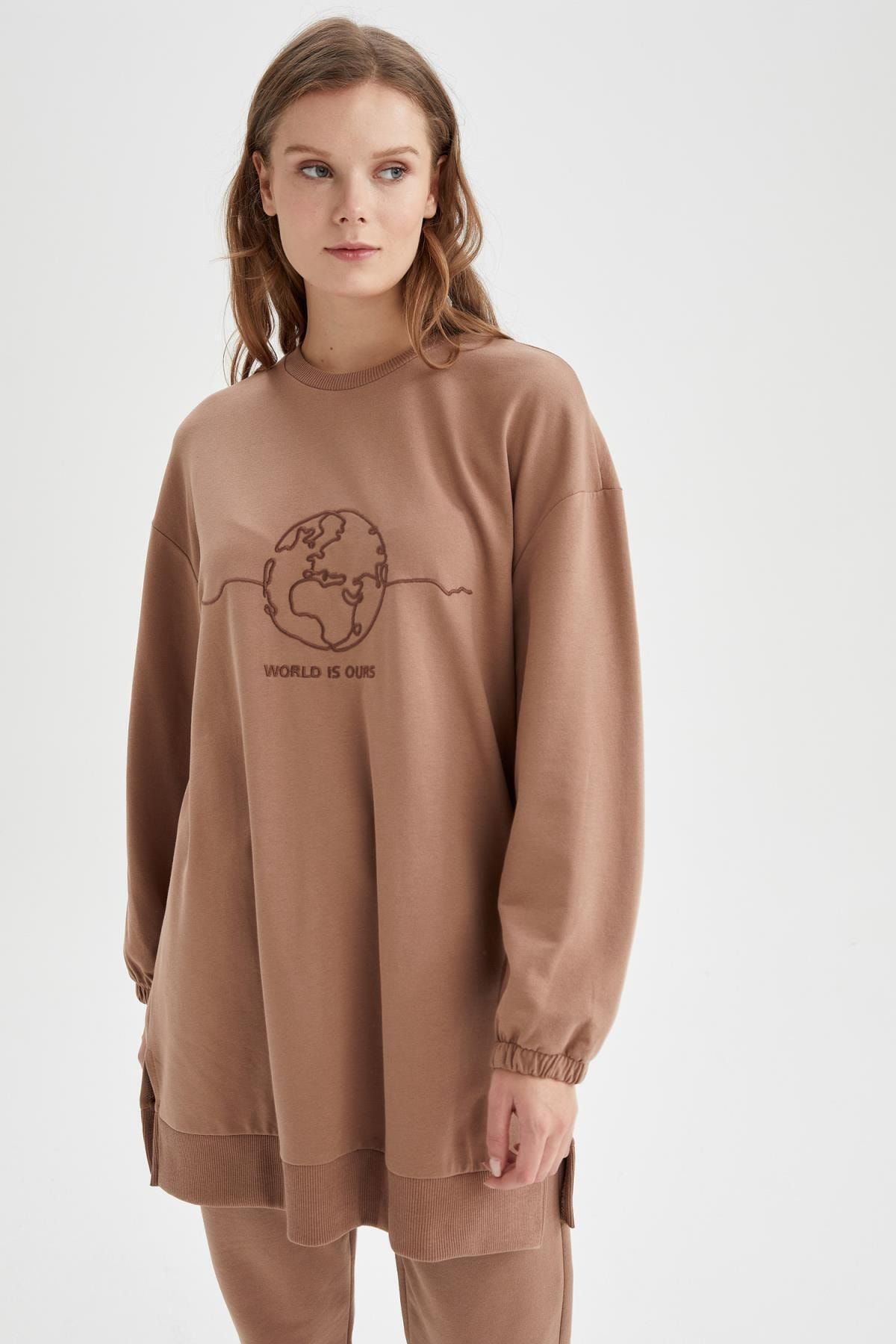 DeFacto Dünya Nakışlı Yırtmaç Detaylı Oversize Fit Içi Yumuşak Tüylü Sweatshirt Tunik