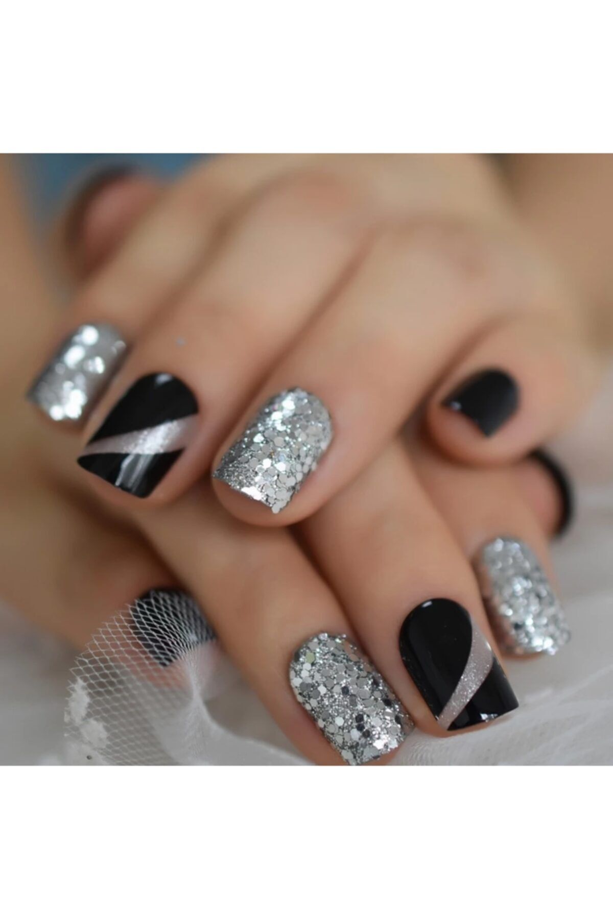 EDA LUXURY BEAUTY Siyah Beyaz Gümüş Simli Takma Tırnak Lüks Parlak Desenli Kısa Boy Kare Nail Art Yapıştırıcılı Set