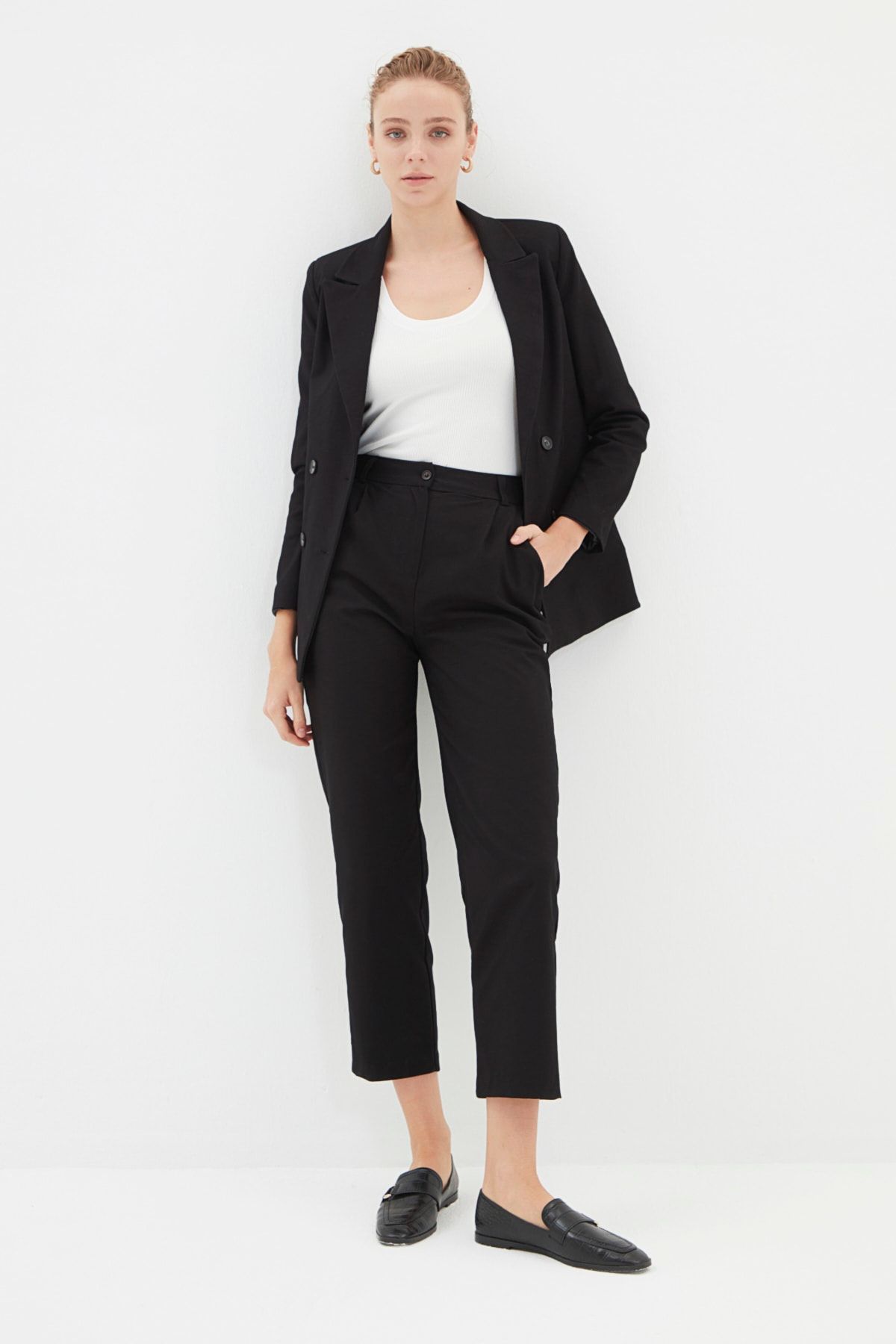 TRENDYOLMİLLA Siyah Düz Kesim Pantolon TWOAW22PL0703