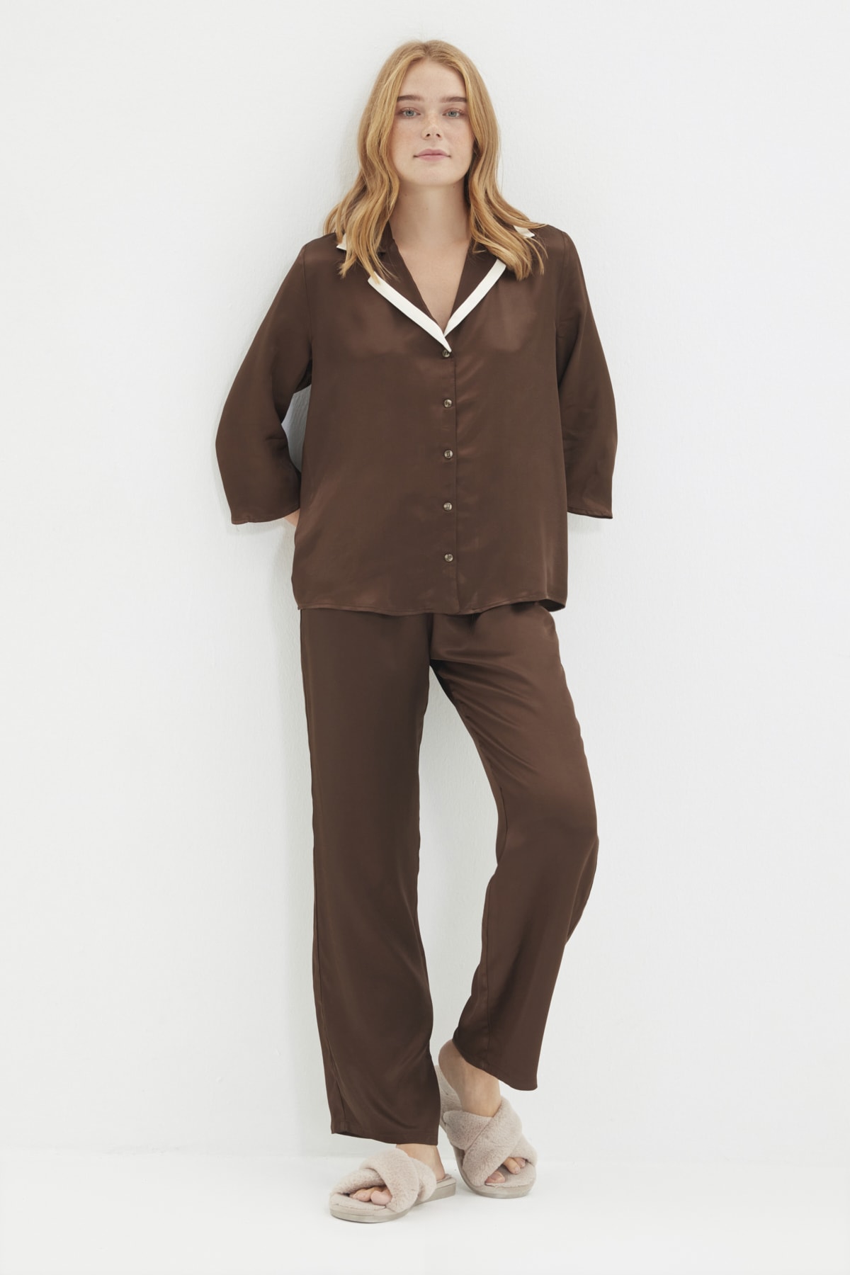 TRENDYOLMİLLA Kahverengi Yaka Detaylı Saten Pijama Takımı THMAW22PT1112