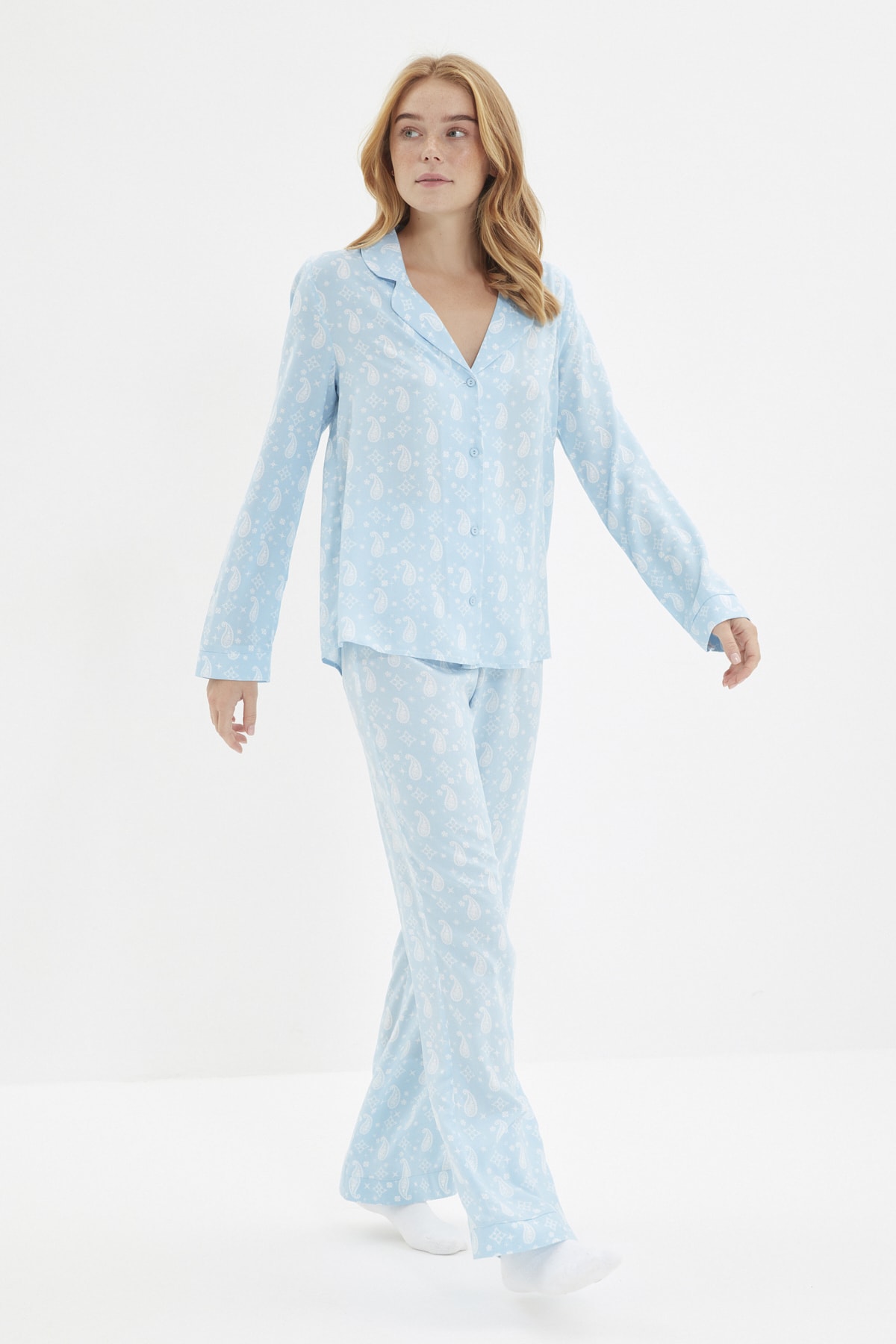 TRENDYOLMİLLA Mavi-Çok Renkli Desenli Viskon Dokuma Pijama Takımı THMAW22PT0288