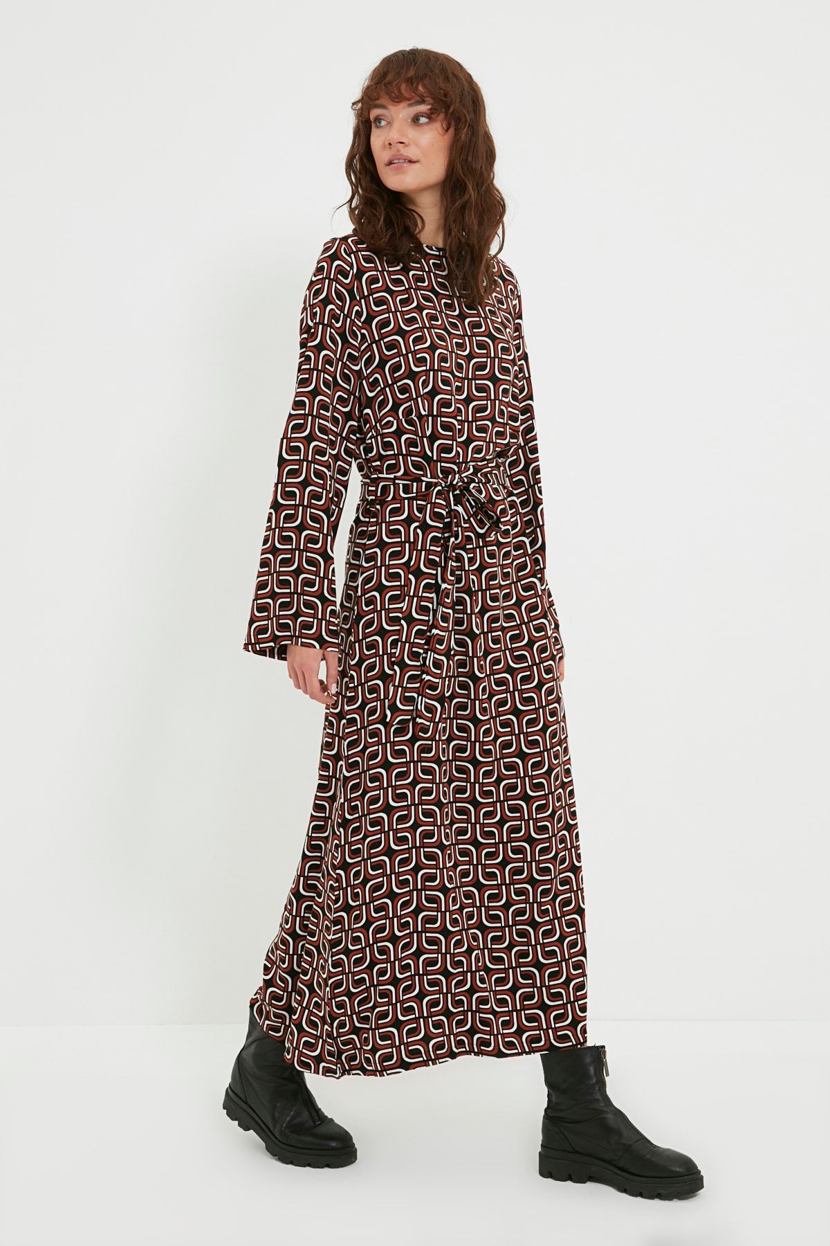 Trendyol Modest Siyah Bisiklet Yaka Desnli Kuşaklı Elbise TCTAW22EB0196