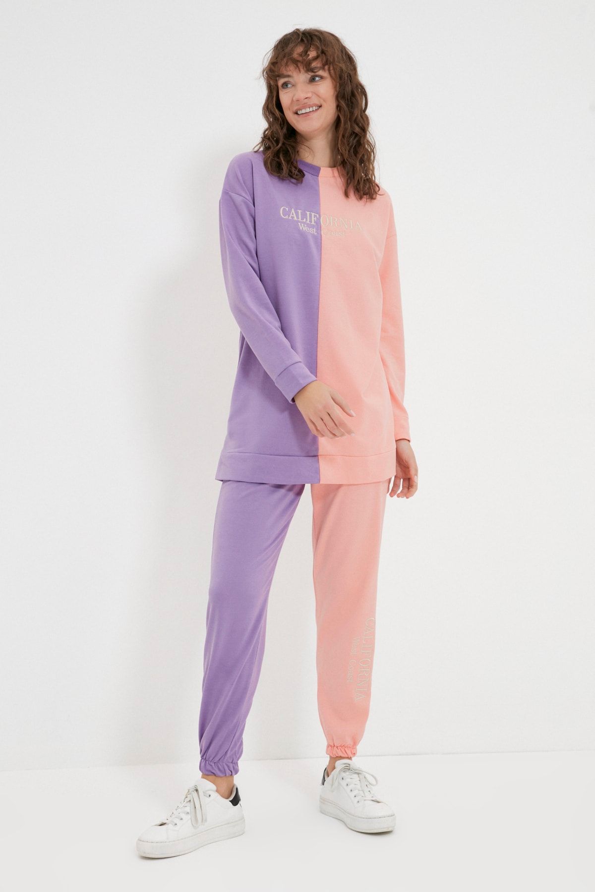 Trendyol Modest Pudra Bisiklet Yaka Renk Bloklu Baskılı Örme Eşofman Takımı TCTAW22EN0049