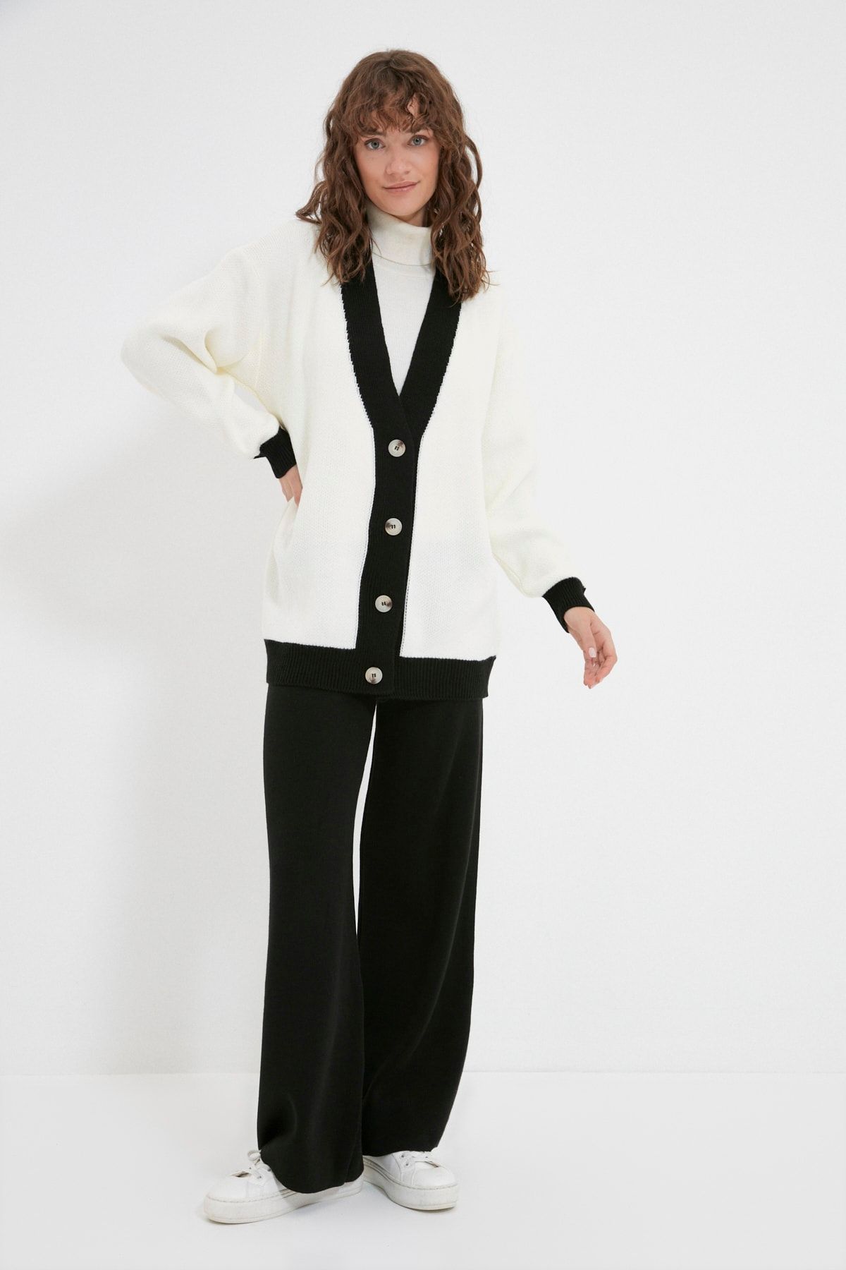 Trendyol Modest Siyah V Yaka Triko Alt-Üst Takım TCTAW22AU0156
