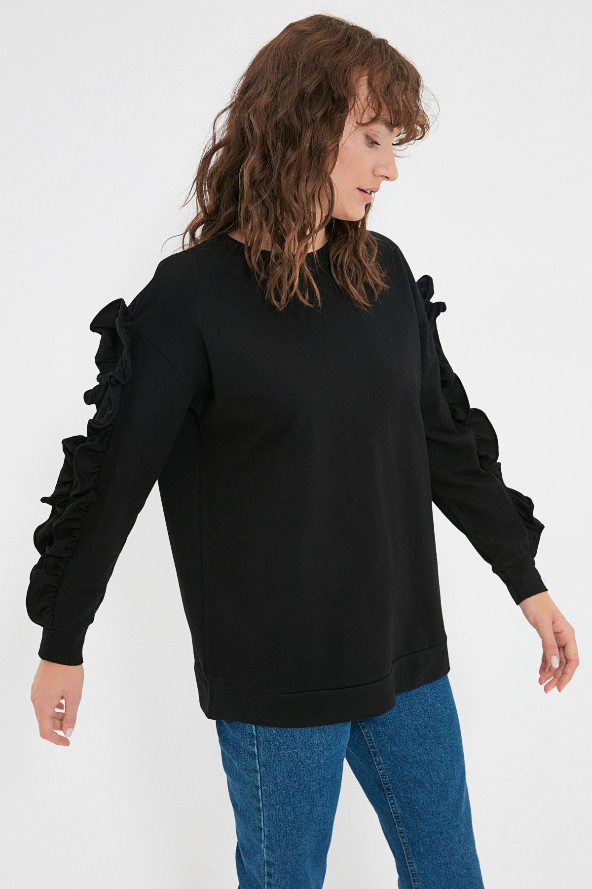 Trendyol Modest Siyah Bisiklet Yaka Kolları Fırfır Detaylı Örme Sweatshirt TCTAW22TW0011