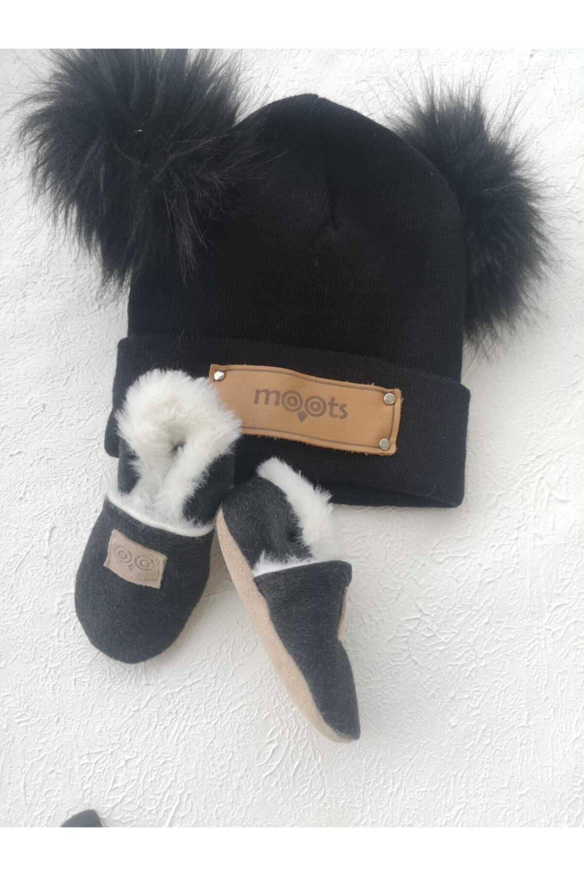 moots Siyah Ponponlu Bere ve Play Makosen Hediye Seti