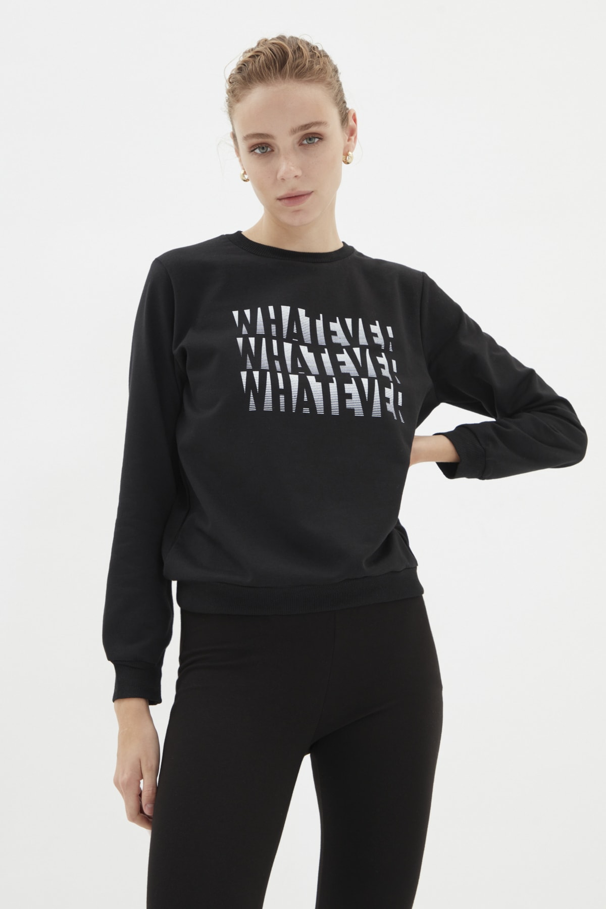 TRENDYOLMİLLA Siyah Basic Bisiklet Yaka Baskılı İnce Örme Sweatshirt TWOAW22SW1751