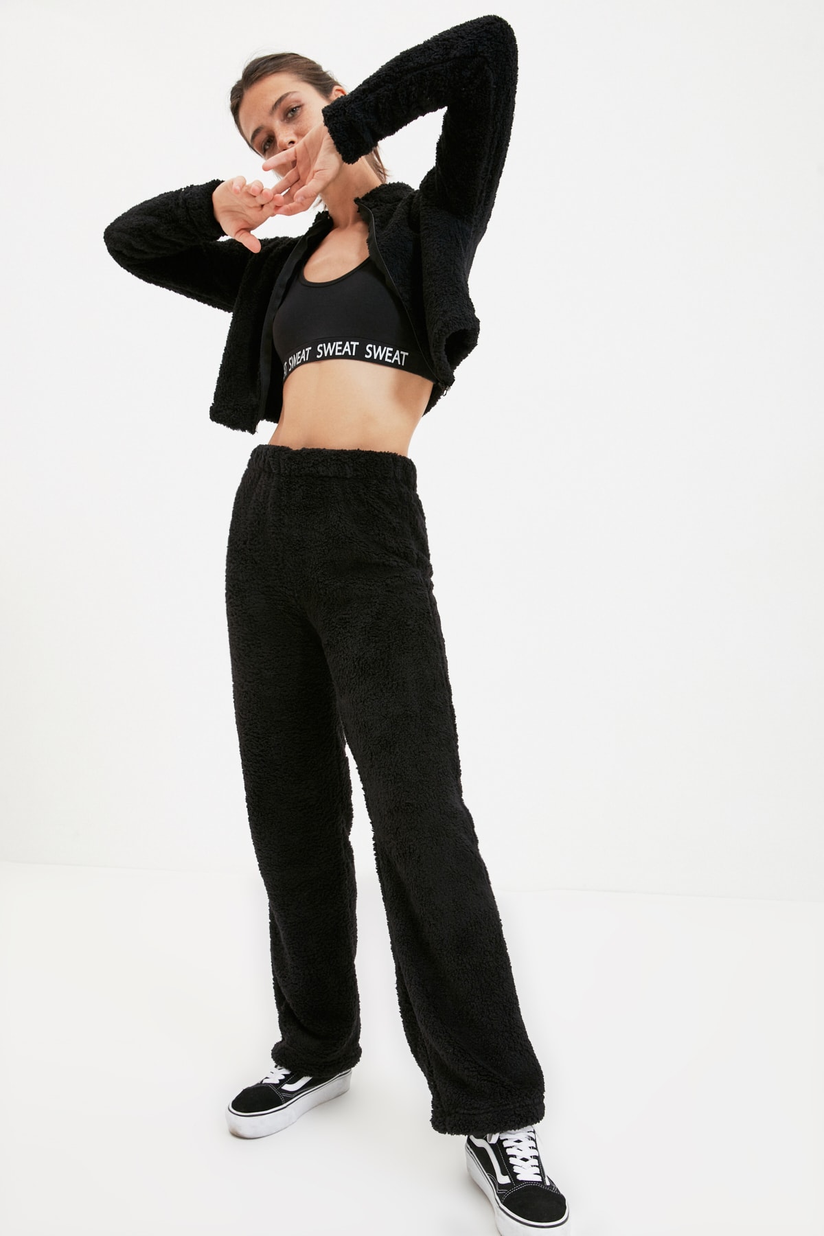 TRENDYOLMİLLA Siyah Peluş Örme Eşofman Altı TWOAW22EA0050