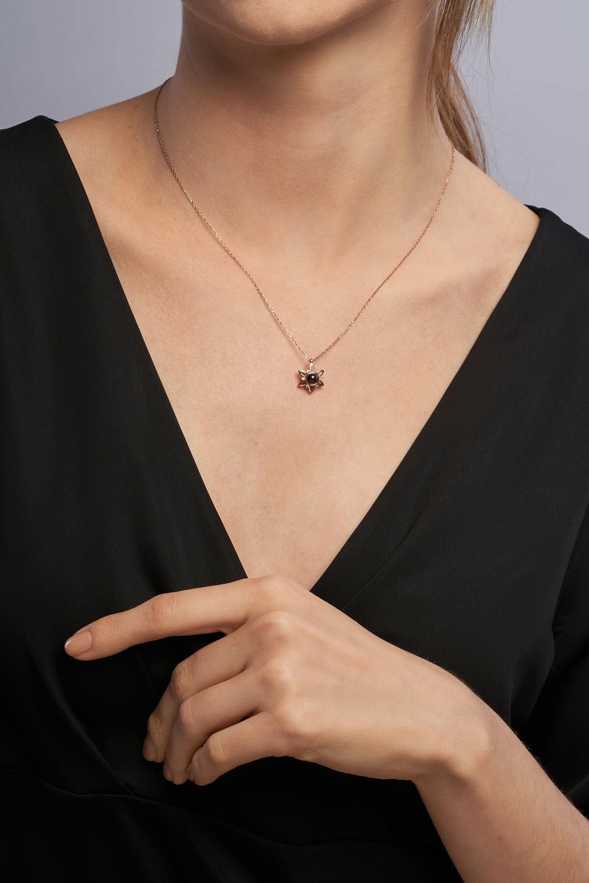 Jewelmim 100 Farklı Dilde Seni Seviyorum Yazılı Çiçek 14k Rose Altın Kaplama Gümüş Kolye