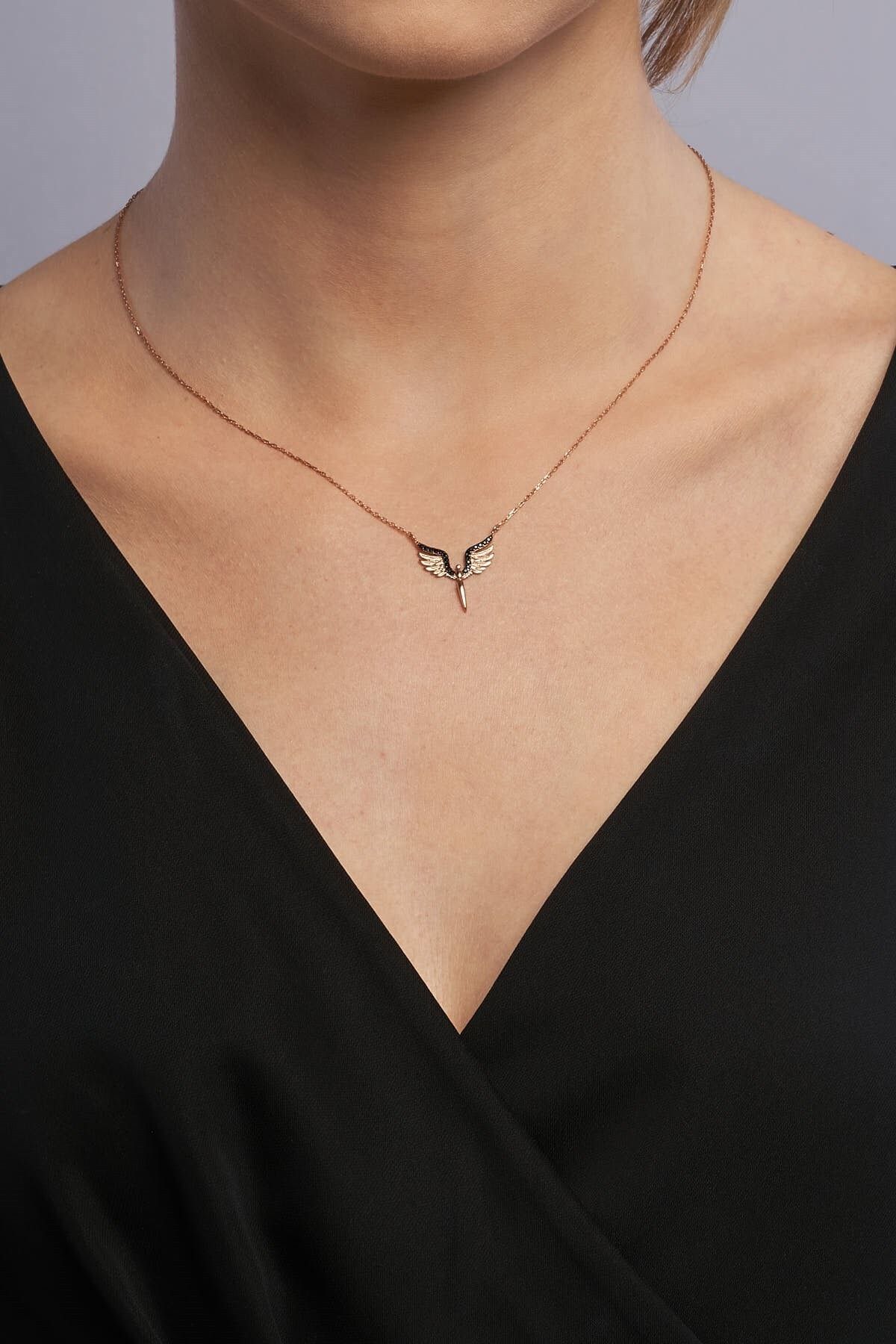 Jewelmim Siyah Taşlı Melek Kanadı Motifli 14k Rose Altın Kaplama Gümüş Kolye