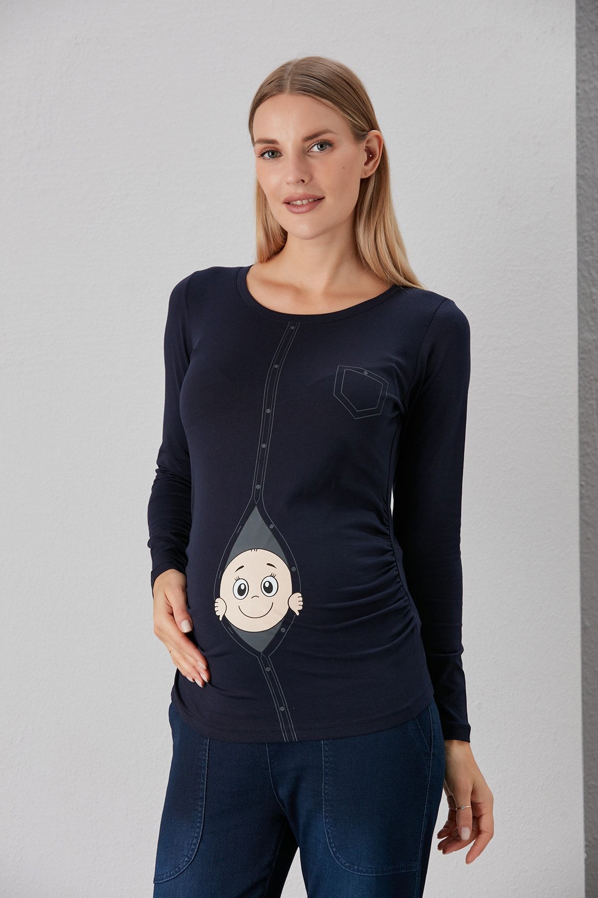 Görsin Hamile Kadın Lacivert Hırkadan Çıkan Bebek Baskılı Hamile T-Shirt