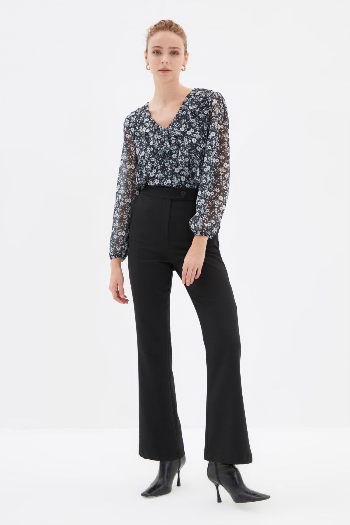 TRENDYOLMİLLA Siyah Geniş Paça Pantolon TWOAW22PL0388