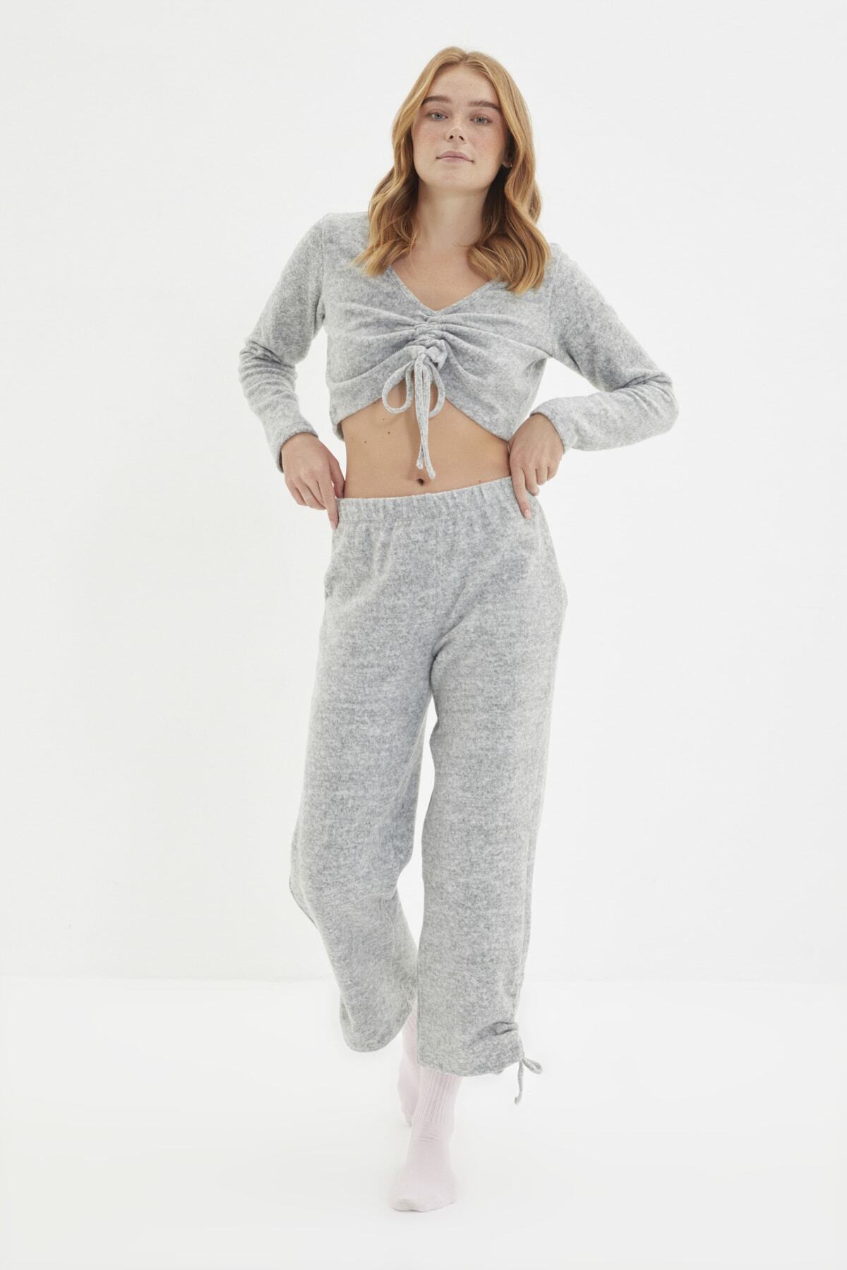 TRENDYOLMİLLA Gri Melanj Yumoş Kumaş Büzgü Detaylı Örme Pijama Takımı THMAW22PT0522