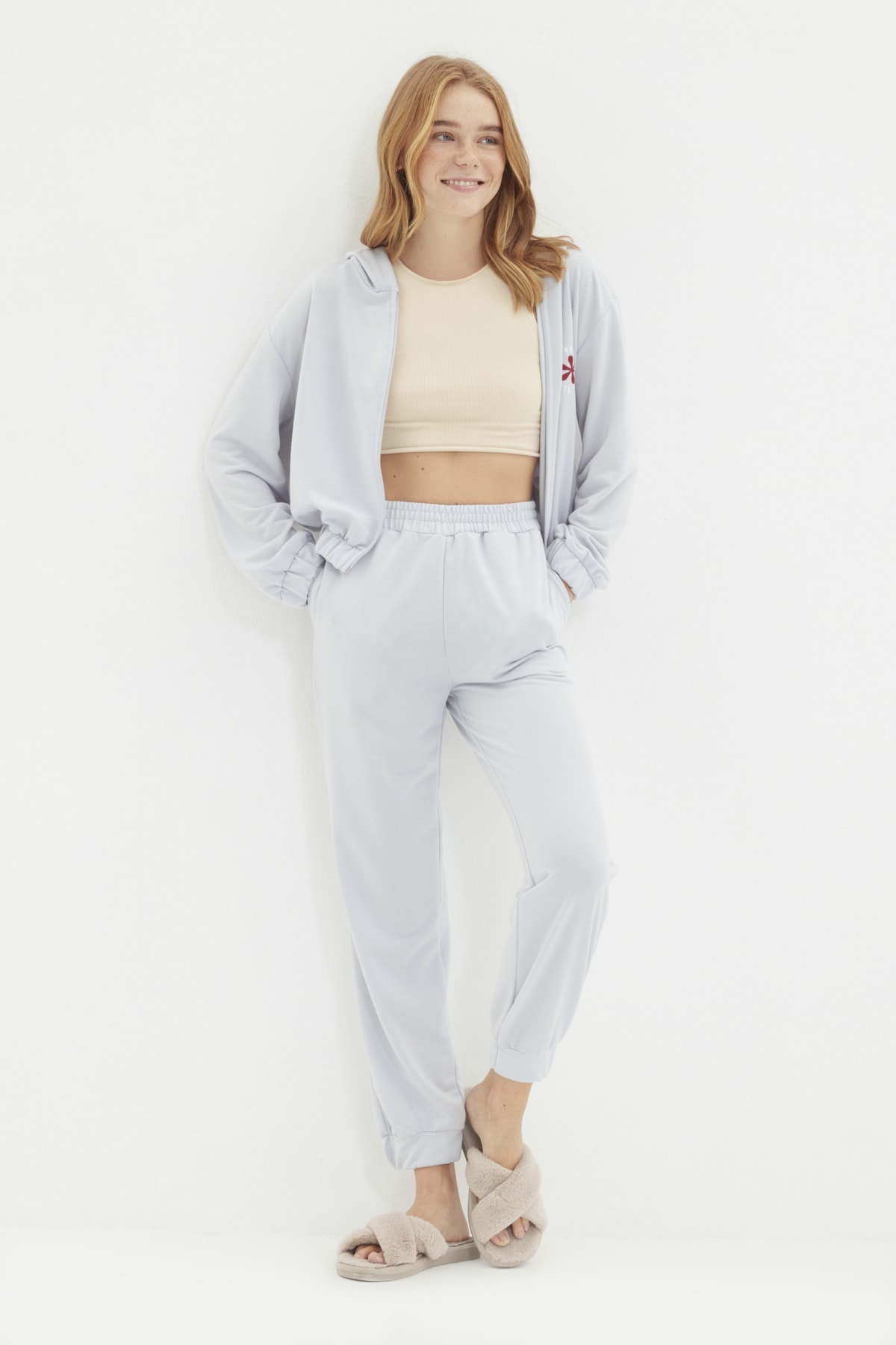 TRENDYOLMİLLA Gri Nakış Detaylı Fermuarlı Örme Pijama Takımı THMAW22PT0735