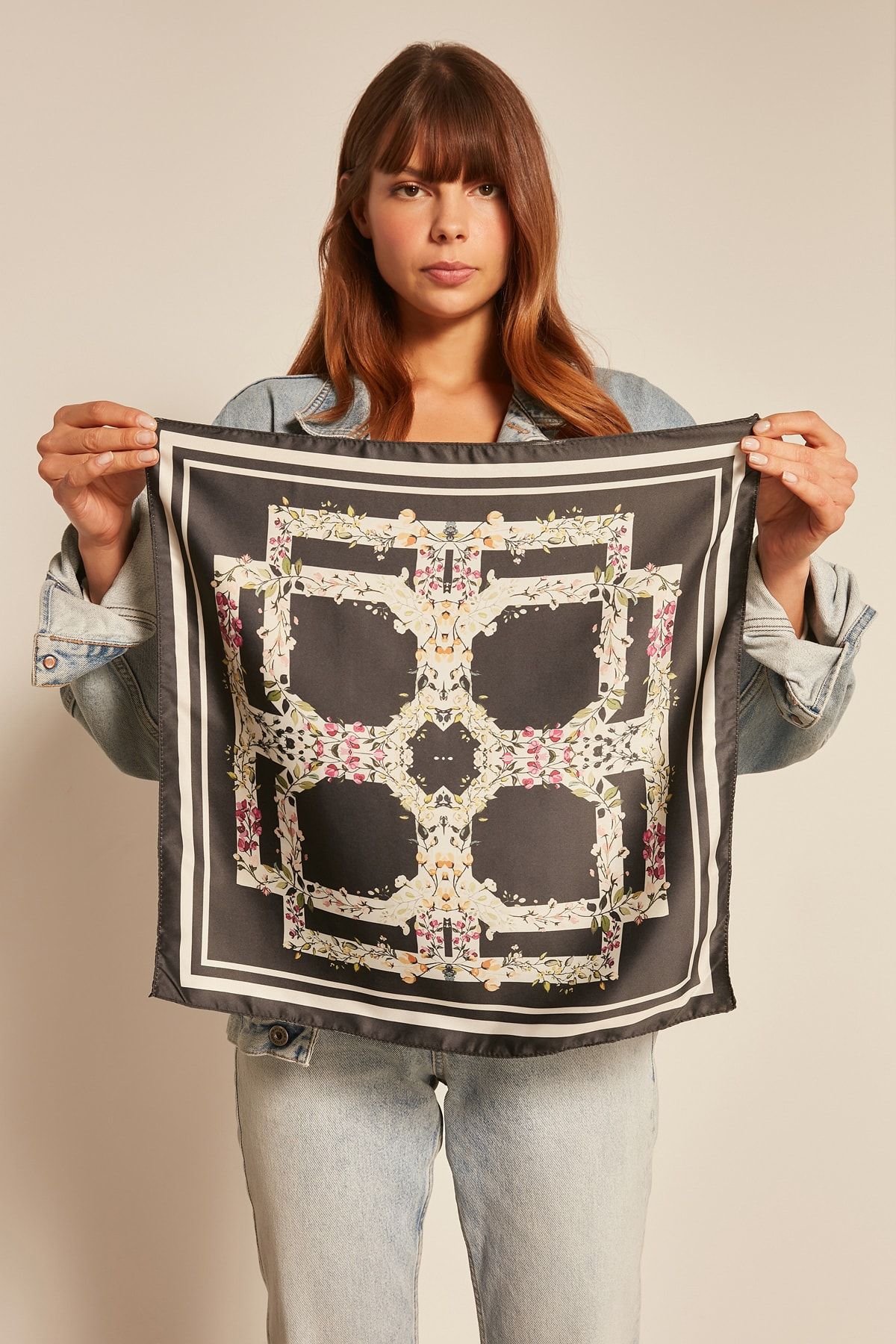YLondon 13799 Çiçek Desenli Siyah Bandana Fular