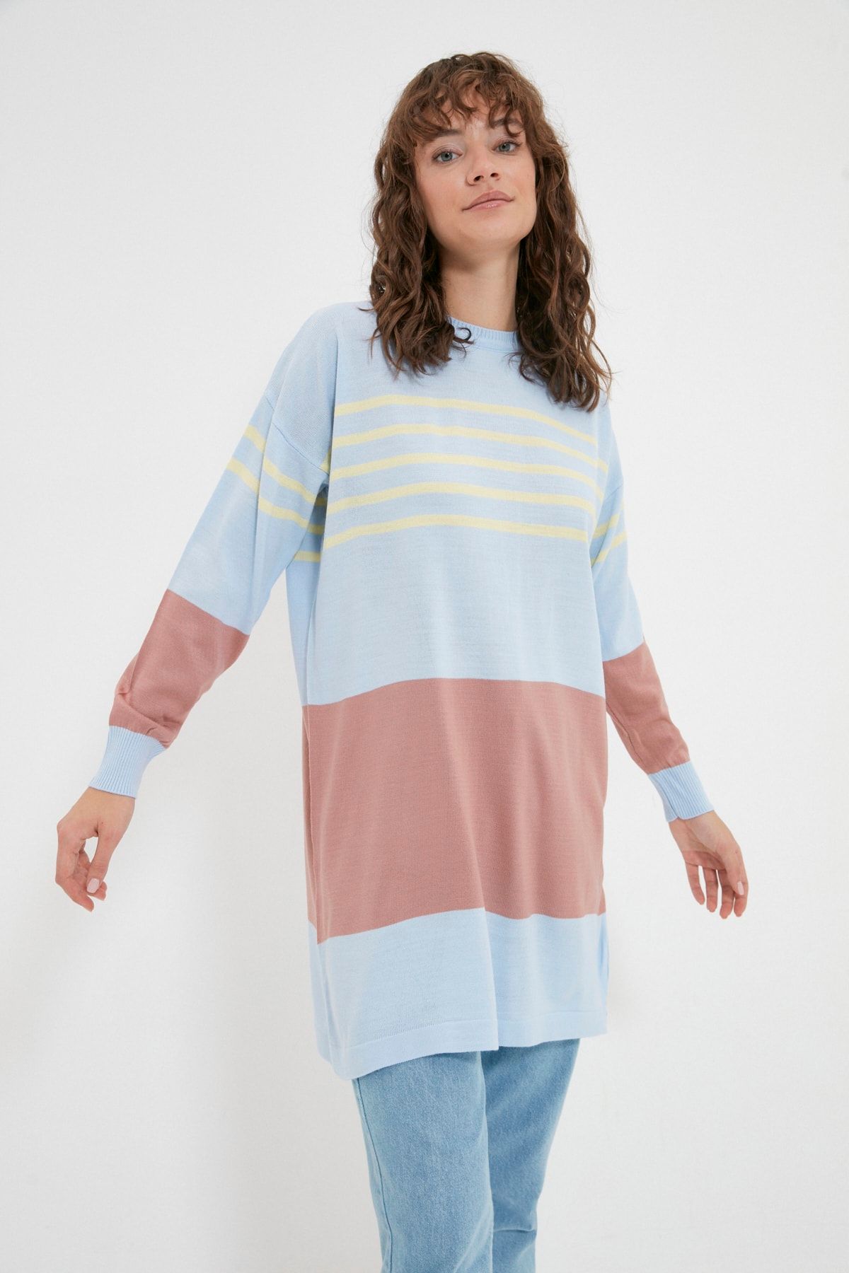 Trendyol Modest Mavi Bisiklet Yaka Renk Bloklu Uzun Triko Kazak TCTAW22AK0179