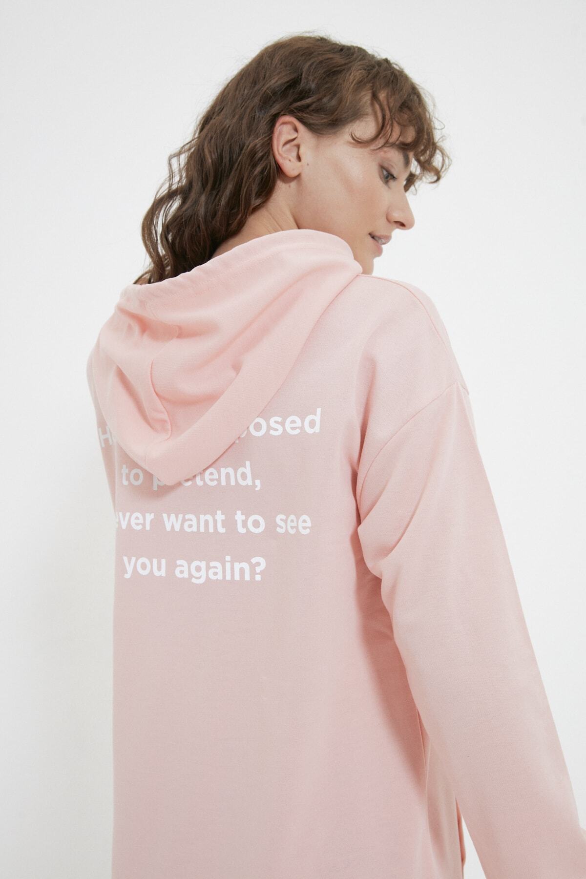 Trendyol Modest Pudra Kapüşonlu Sırt Baskılı Örme Sweatshirt TCTAW22TW0258