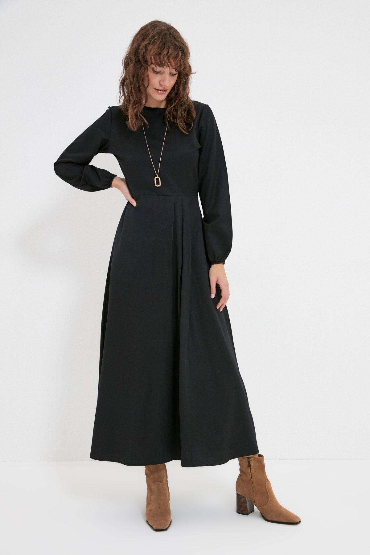 Trendyol Modest Siyah Bisiklet Yaka Pile Detaylı Elbise TCTAW22EB0227