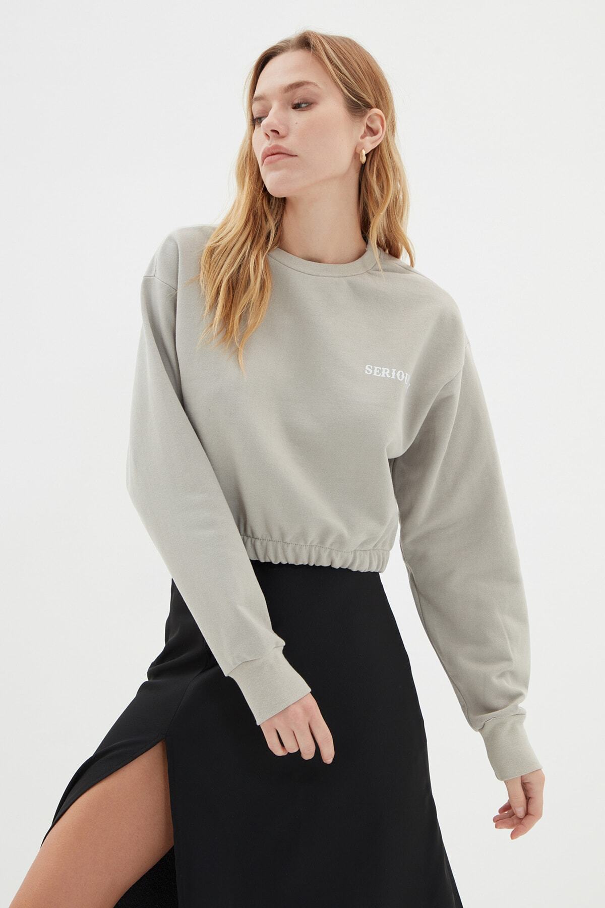 TRENDYOLMİLLA Gri Crop Baskılı Şardonlu Örme Sweatshirt TWOAW22SW2064