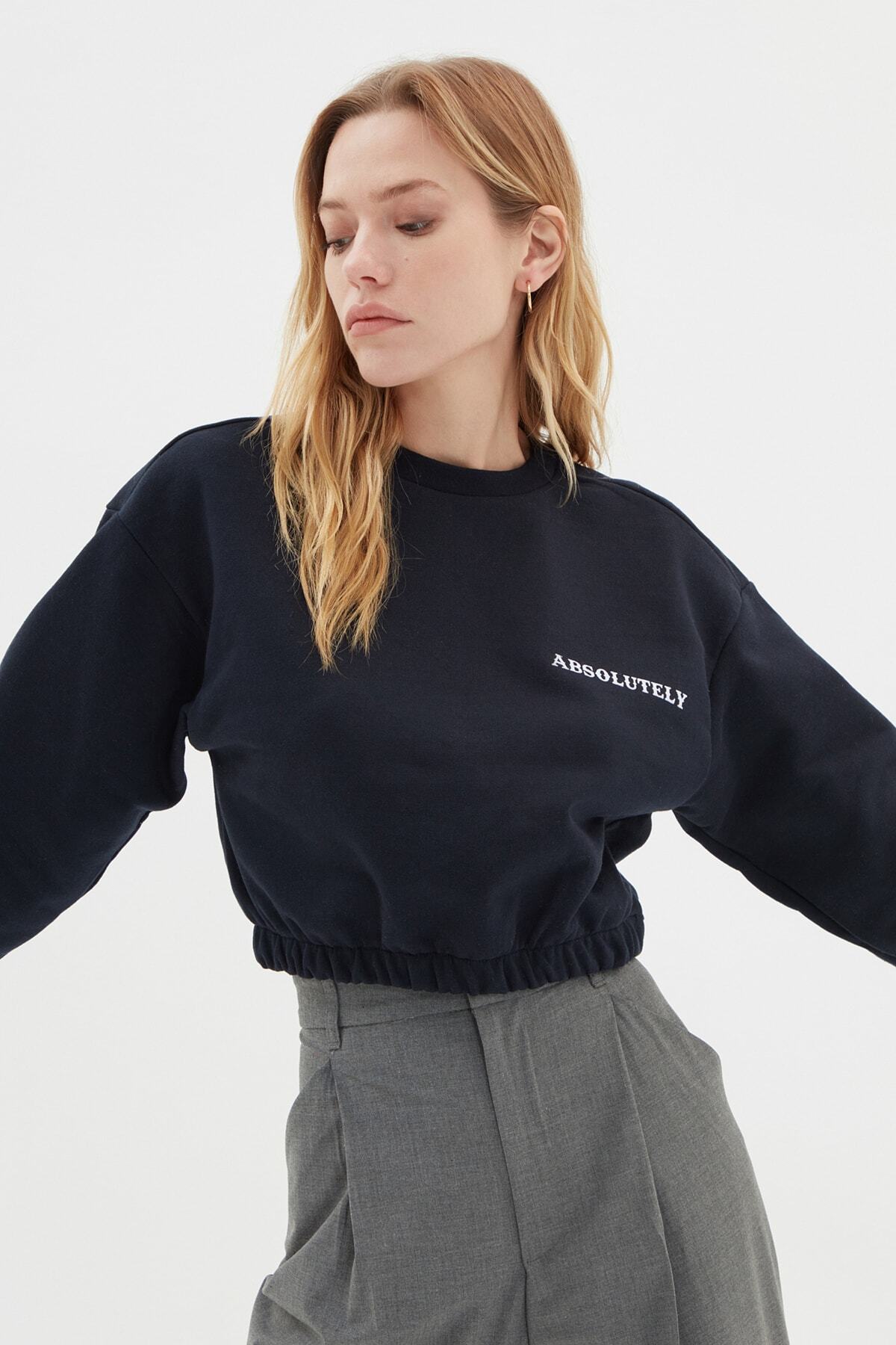 TRENDYOLMİLLA Lacivert Crop Baskılı Şardonlu Örme Sweatshirt TWOAW22SW2064