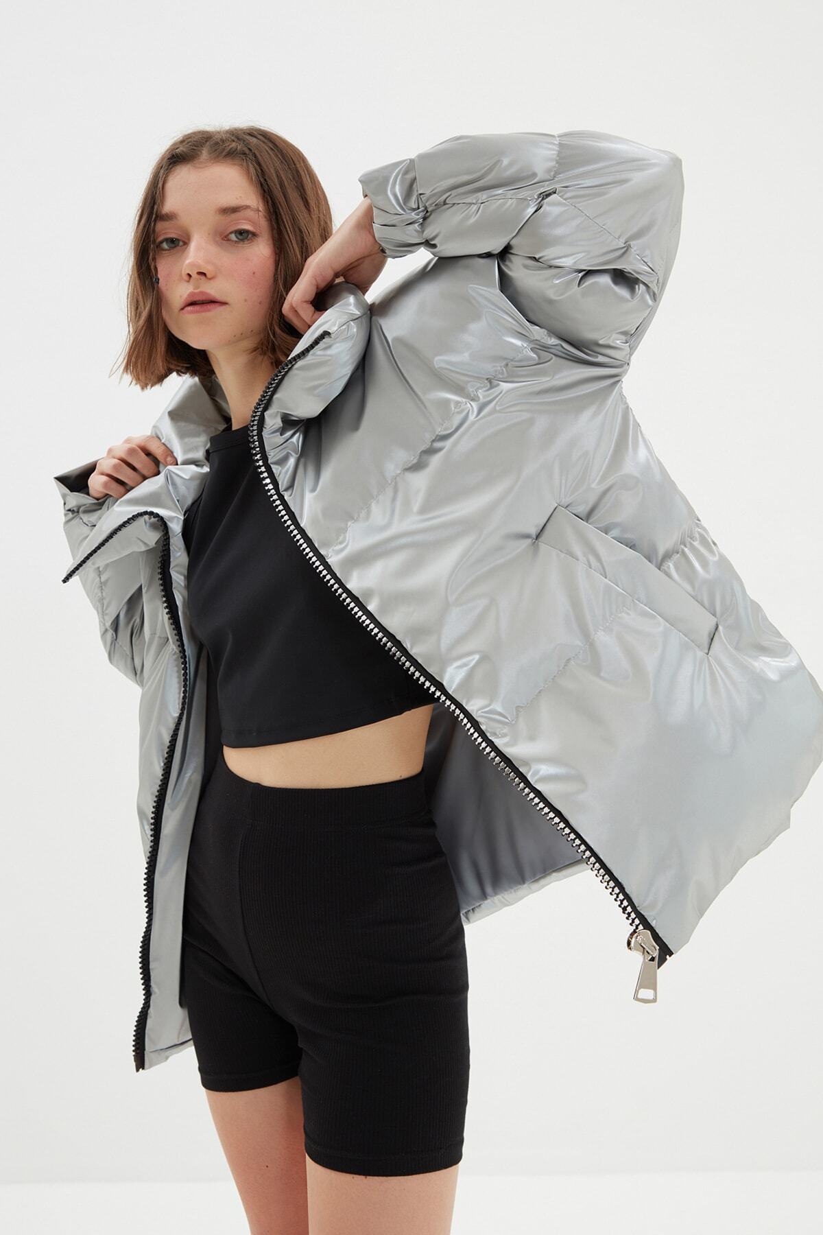TRENDYOLMİLLA Gri Oversize Parlak Şişme Mont TWOAW22MO0168