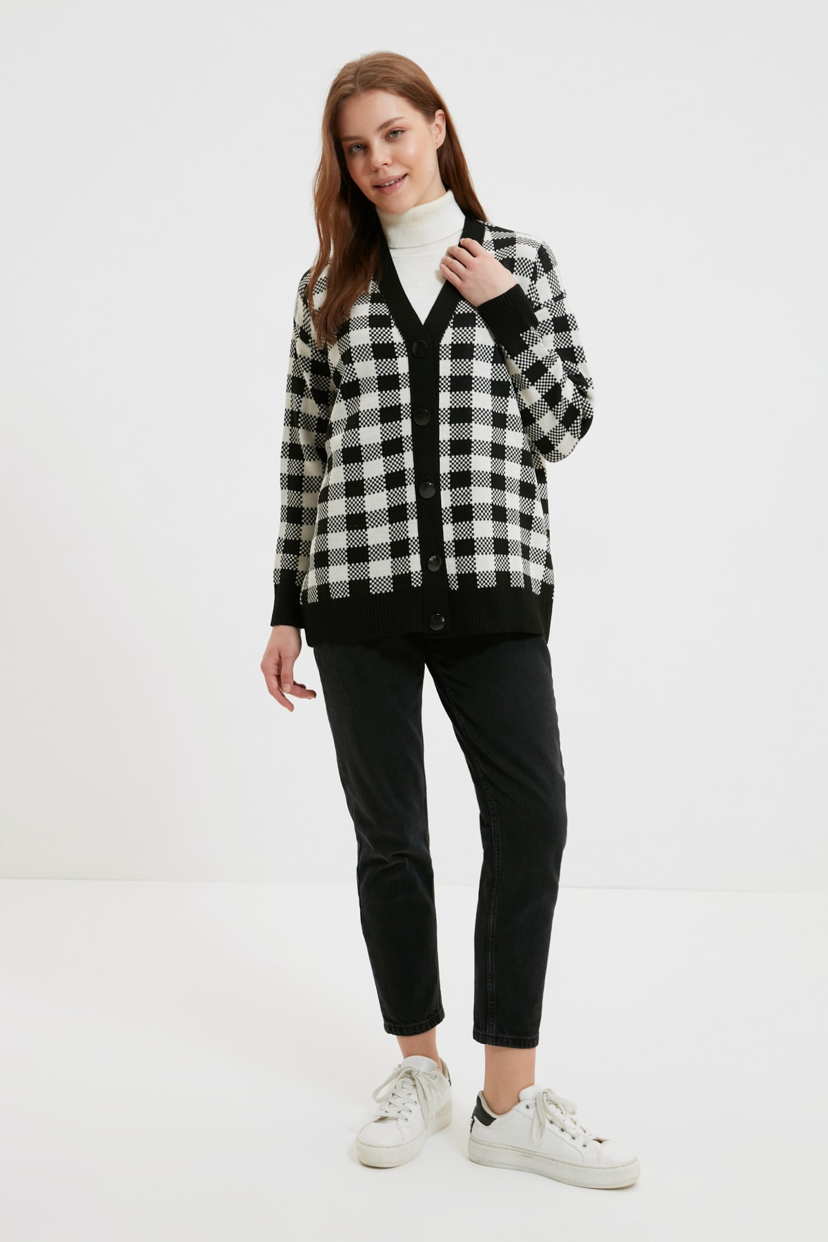 Trendyol Modest Siyah V Yaka Ekose Desenli Triko Hırka TCTAW22TH0158