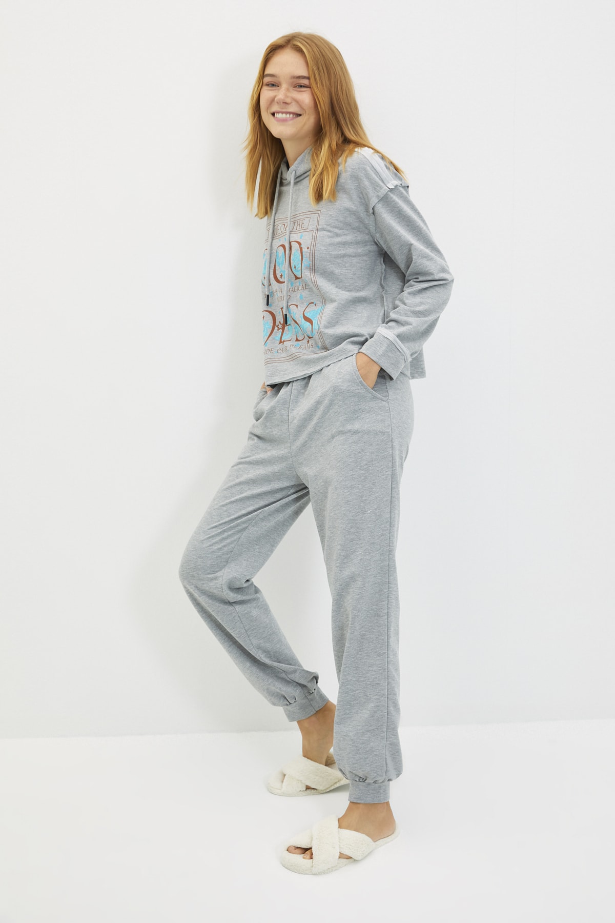 TRENDYOLMİLLA Gri Astrolojik Baskılı Örme Pijama Takımı THMAW22PT0541