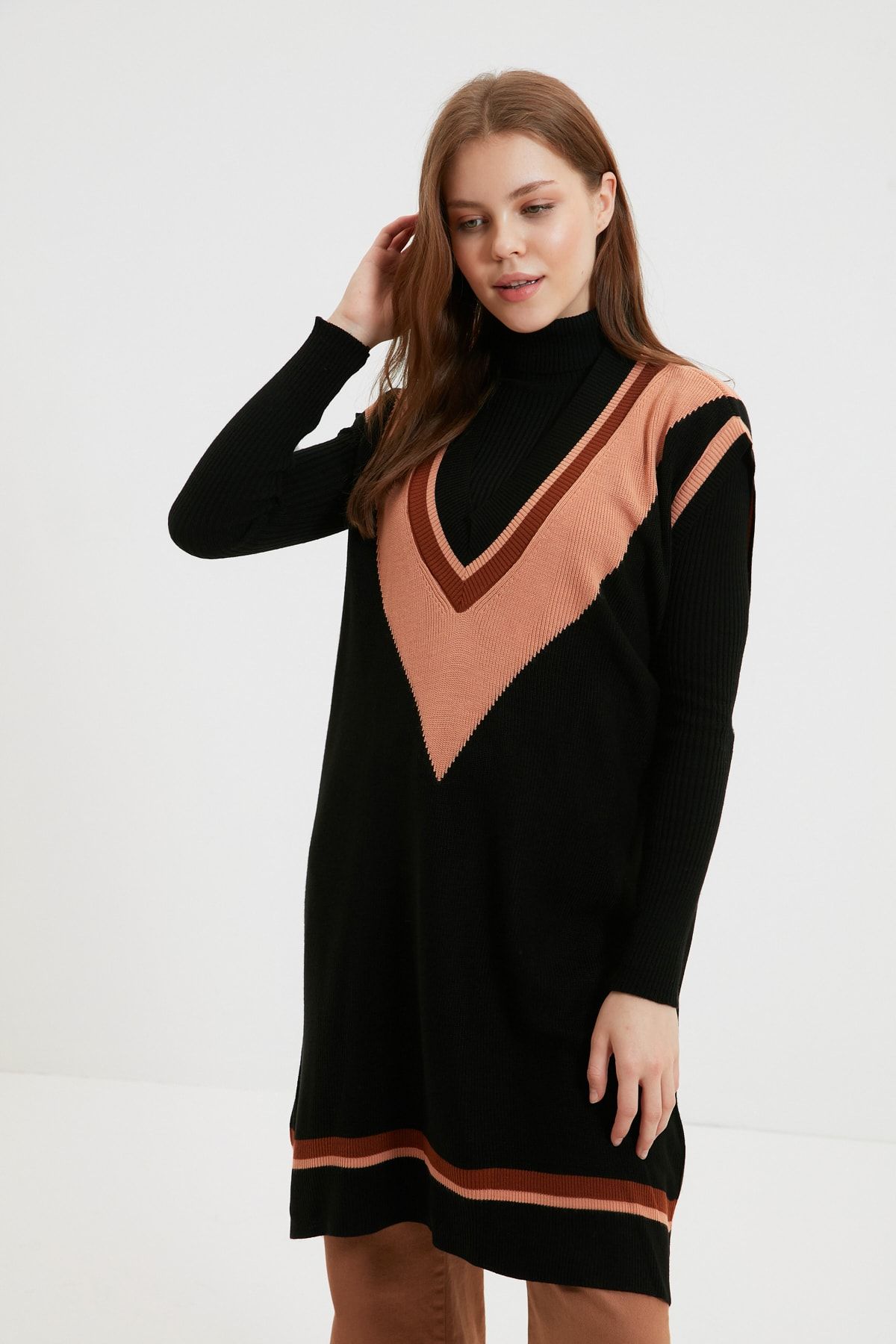 Trendyol Modest Siyah V Yaka Renk Bloklu Uzun Triko Süveter TCTAW22UV0054