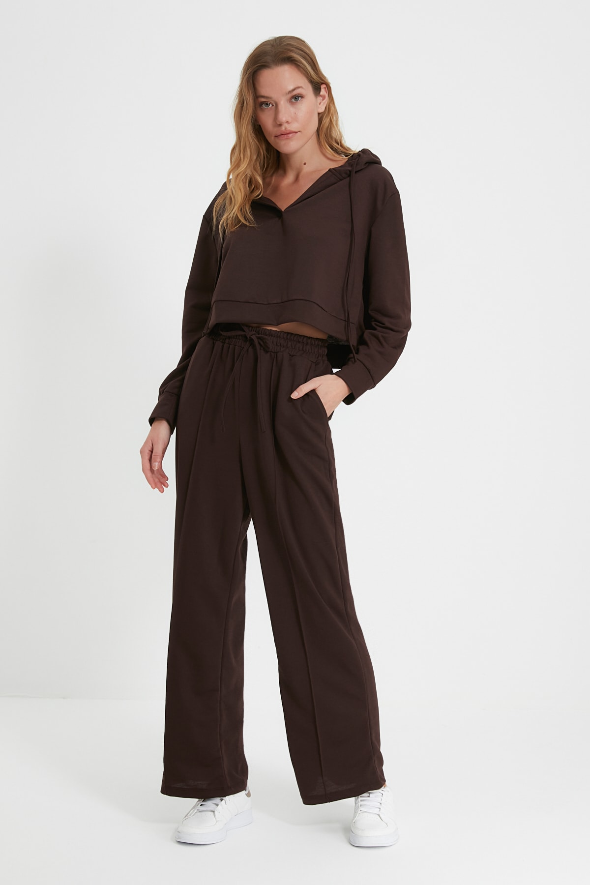 TRENDYOLMİLLA Kahverengi Dikiş Detaylı Örme Eşofman Altı THMAW22EA0501