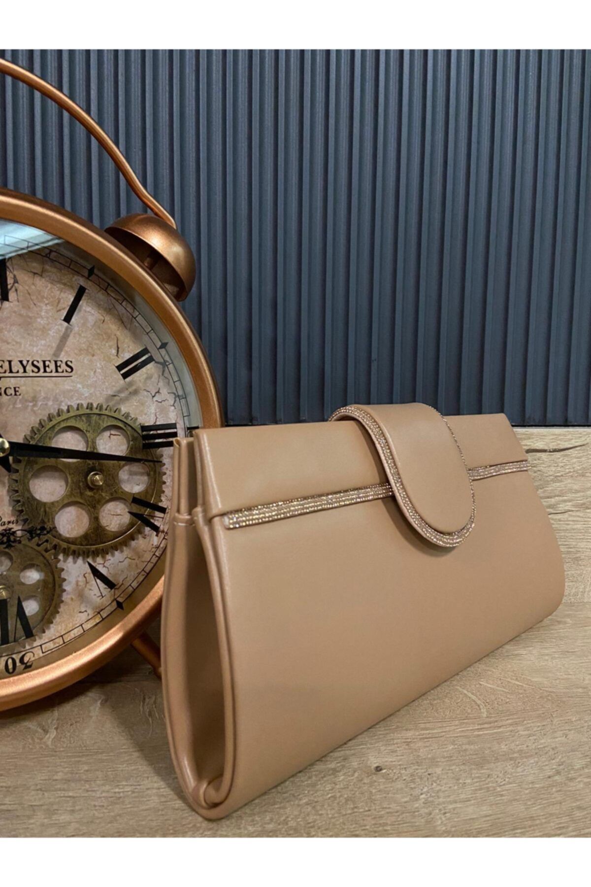 Satürn Boutique & Accessory Deri Bej Kapaklı Işıltılı Şerit Detaylı Abiye Çanta
