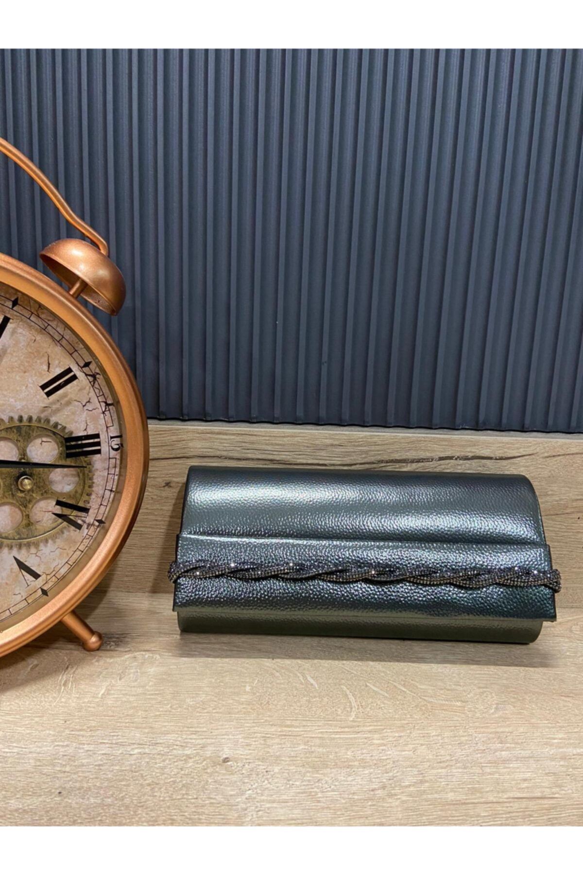 Satürn Boutique & Accessory Rugan Platin Işıltılı Şerit Detaylı Abiye Çanta.