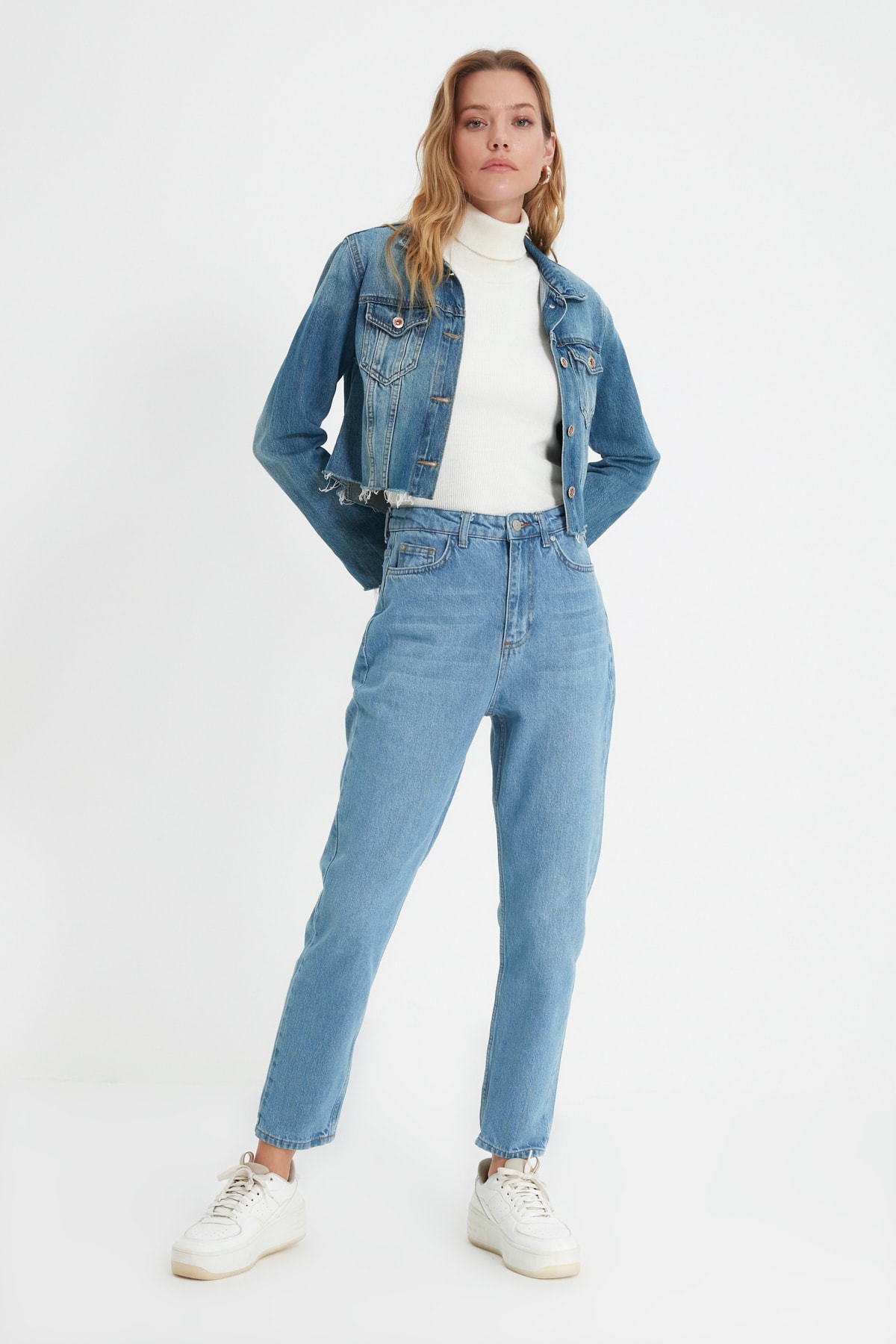 TRENDYOLMİLLA Açık Mavi Yüksek Bel Mom Jeans TWOAW22JE1457