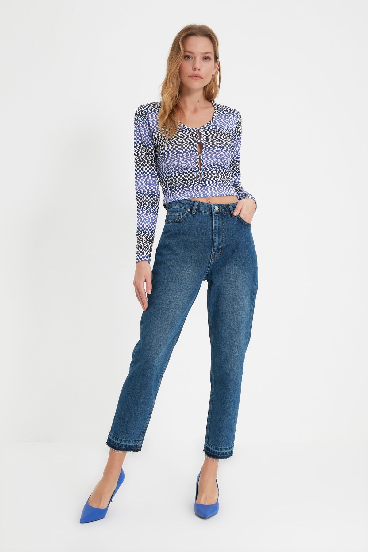 TRENDYOLMİLLA Mavi Paça Detaylı Yüksek Bel Mom Jeans TWOAW22JE1512