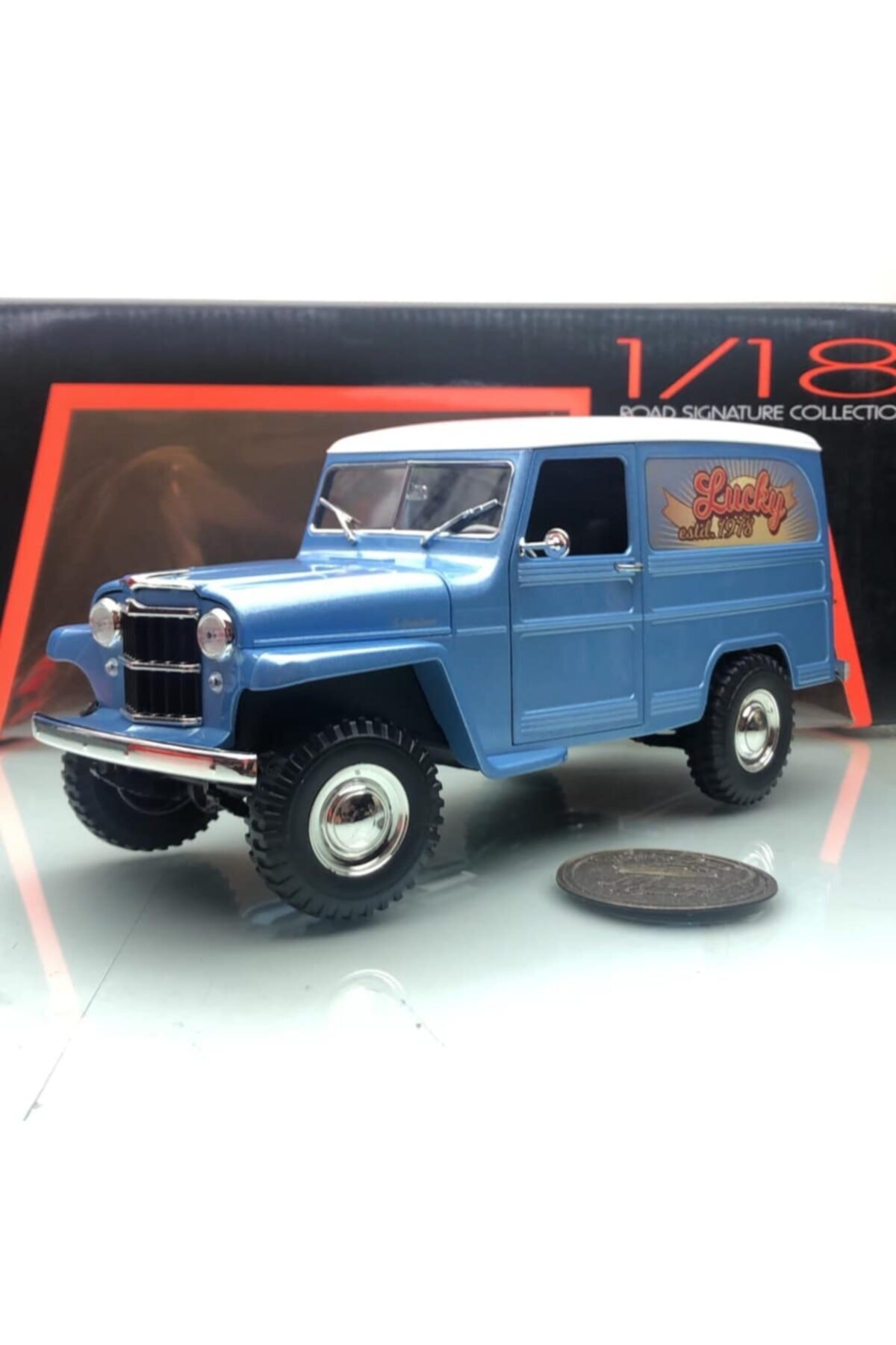 Road Signature 1978 Willys Jeep Station Wagon Silver Blue / White 1:18 Ölçek / Yatming Marka