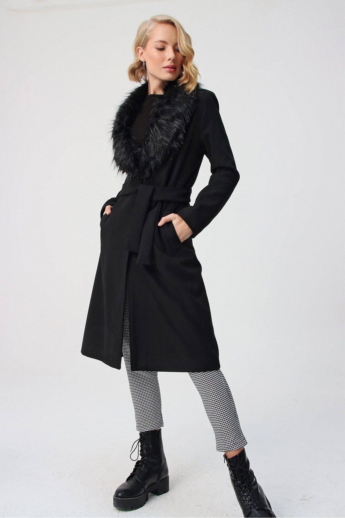 butikburuç Kadın Siyah Yakası Sökülebilen Kürklü Kaban