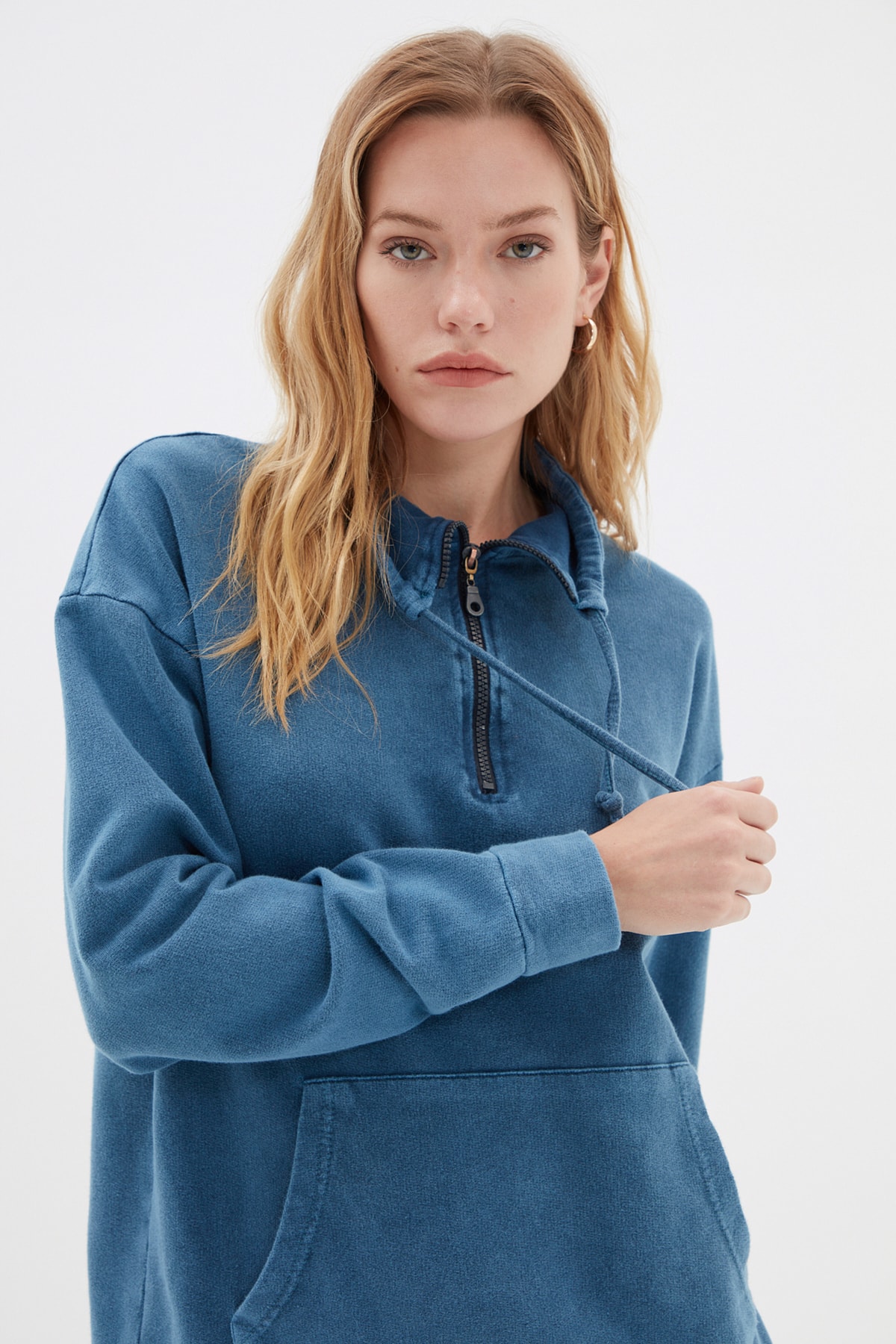 TRENDYOLMİLLA Lacivert Yıkamalı Dik Yaka Loose İnce Örme Sweatshirt TWOAW22SW1994