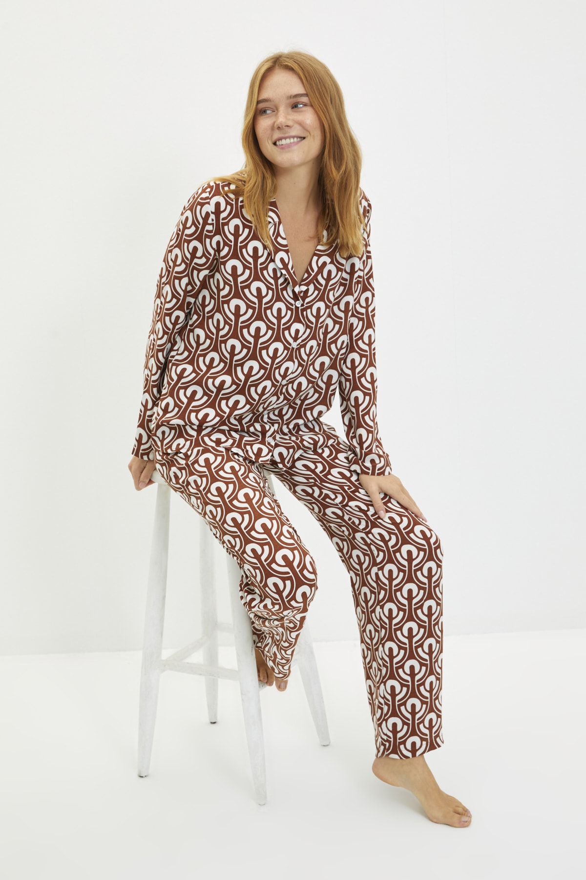 TRENDYOLMİLLA Bej-Çok Renkli Retro Desenli Viskon Dokuma Pijama Takımı THMAW22PT1259