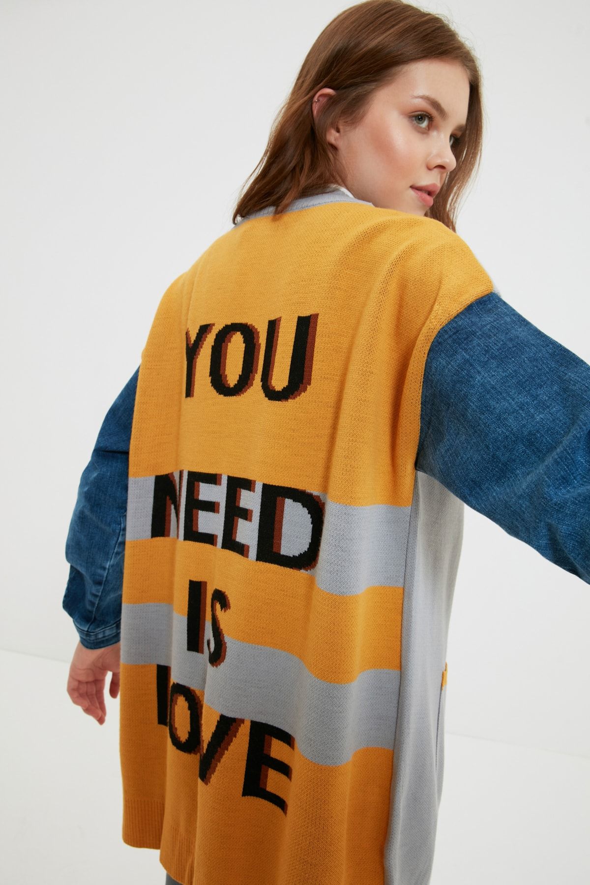 Trendyol Modest Gri V Yaka Renk Bloklu Slogan Detaylı Triko Hırka TCTAW22TH0148