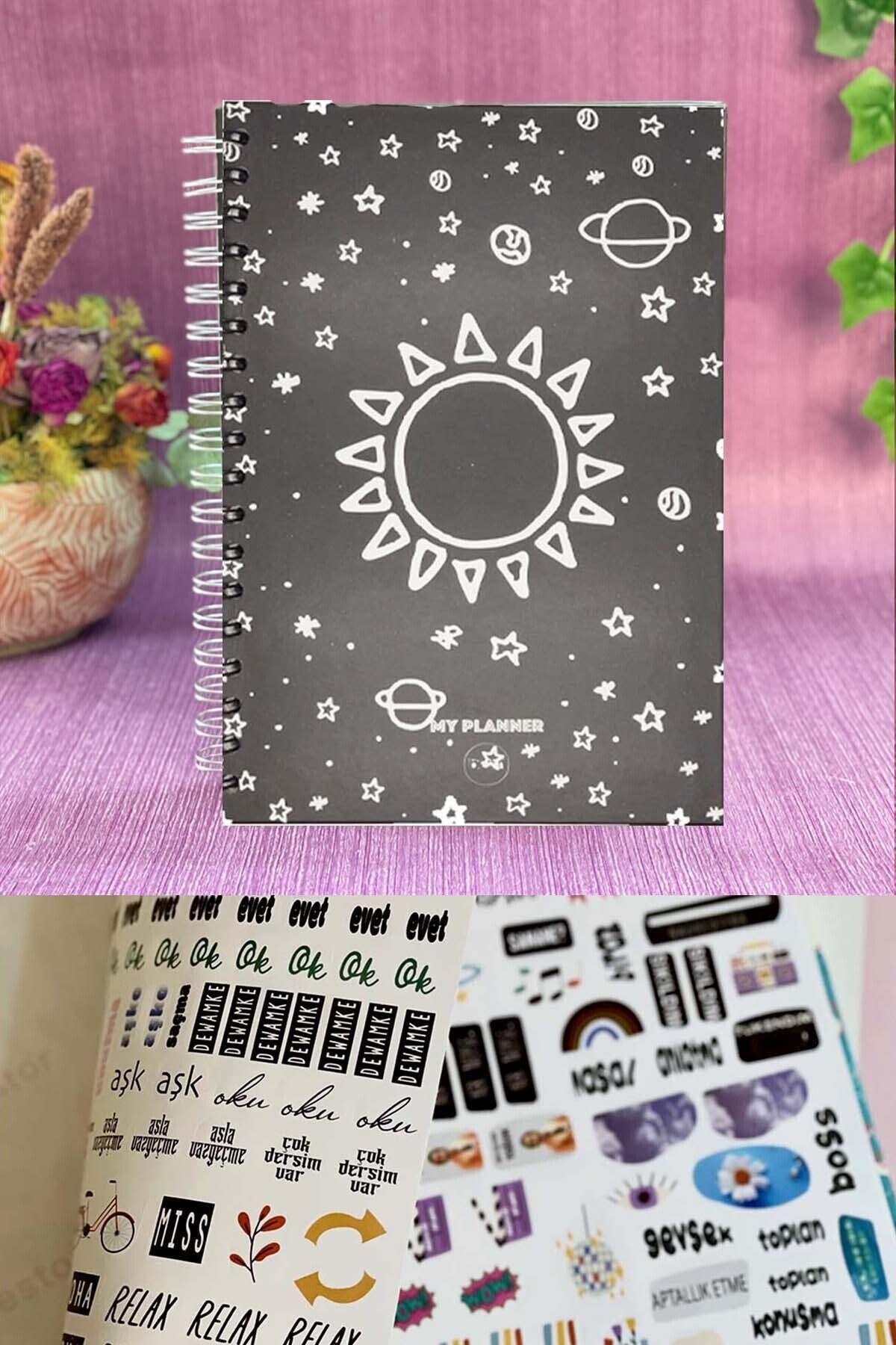 Patladı Gitti Satürn Güneş Tasarımlı Spiralli Sticker'lı Tarihsiz Konuşan Ajanda Haftalık Planlayıcı Defter