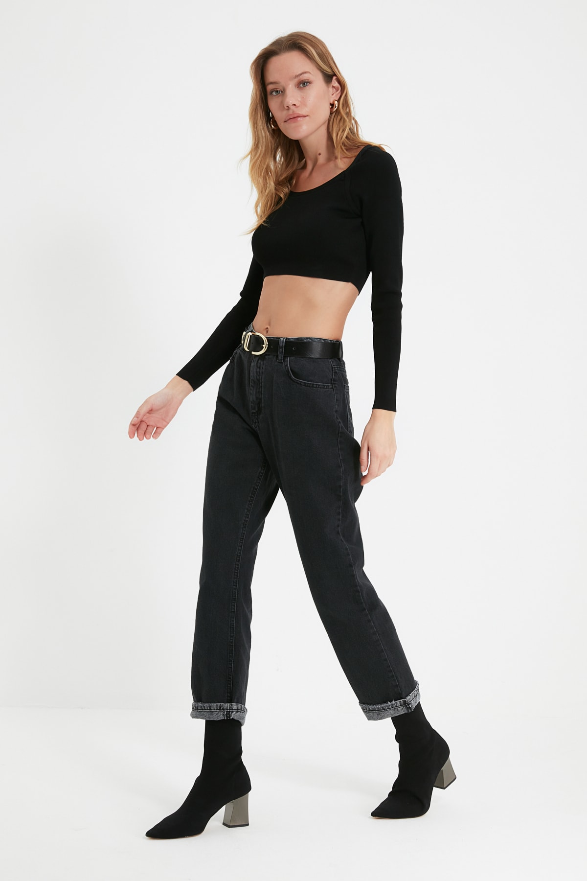 TRENDYOLMİLLA Siyah Paçası Katlamalı Yüksek Bel Mom Jeans TWOAW22JE1157
