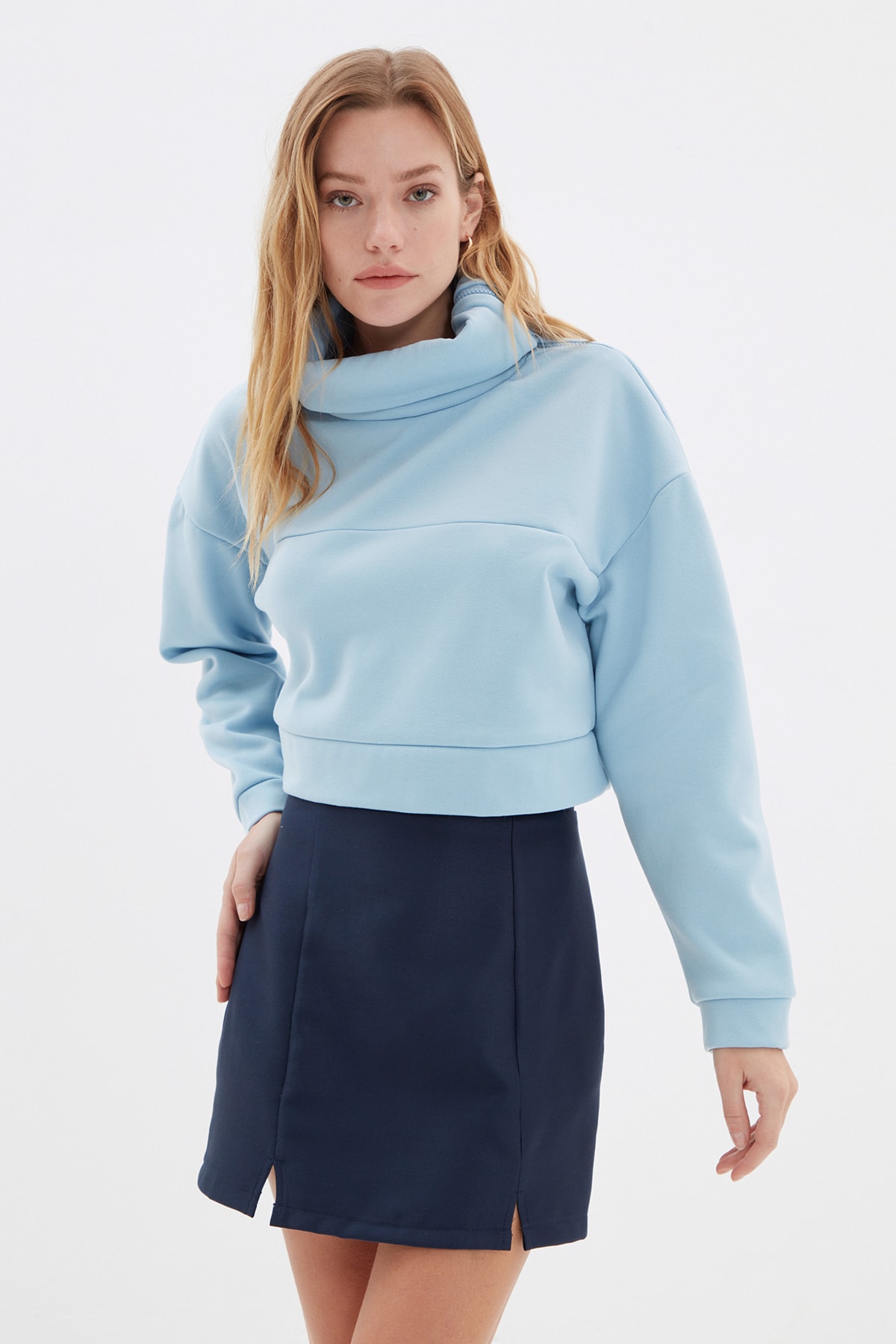 TRENDYOLMİLLA Açık Mavi Fermuar Detaylı Dik Yaka Şardonlu Crop Örme Kalın Sweatshirt TWOAW21SW0121